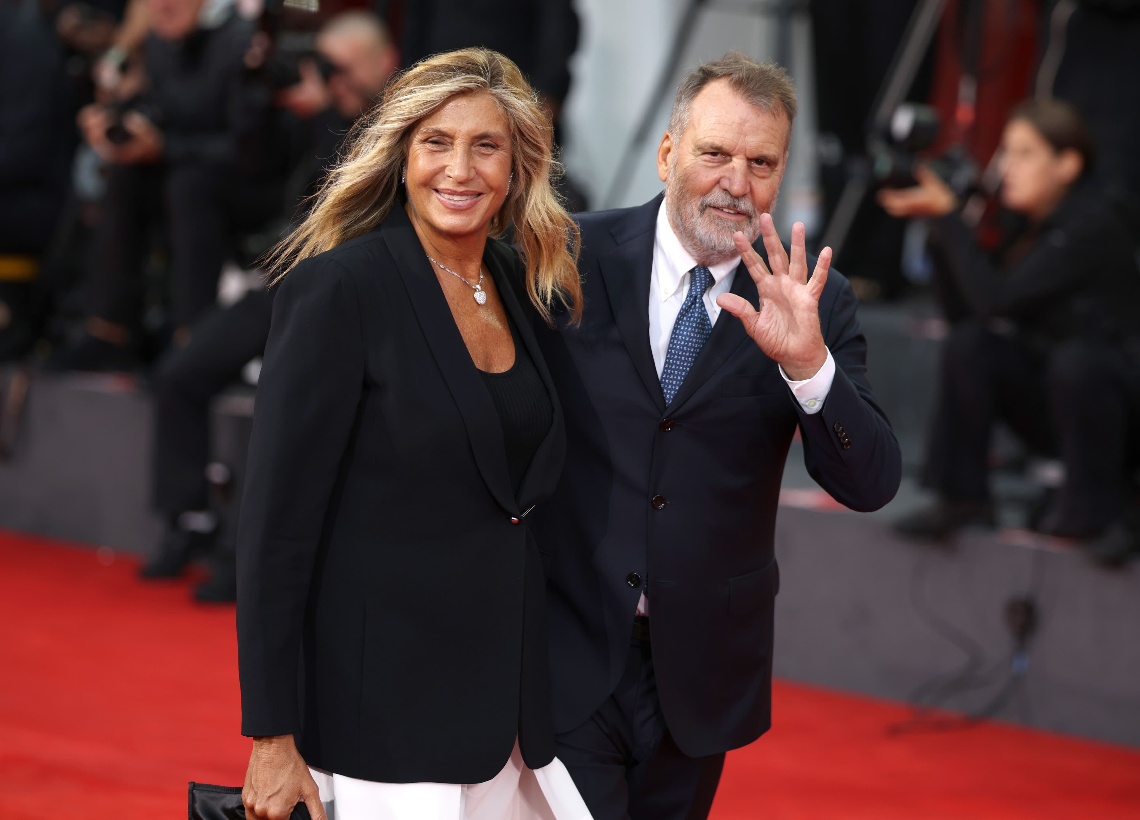 Myrta Merlino, la dedica a Marco Tardelli: «Insieme abbiamo imparato che amare non è soltanto scegliersi. È restare. Attraversare. Tenersi la mano quando la vita cambia strada»