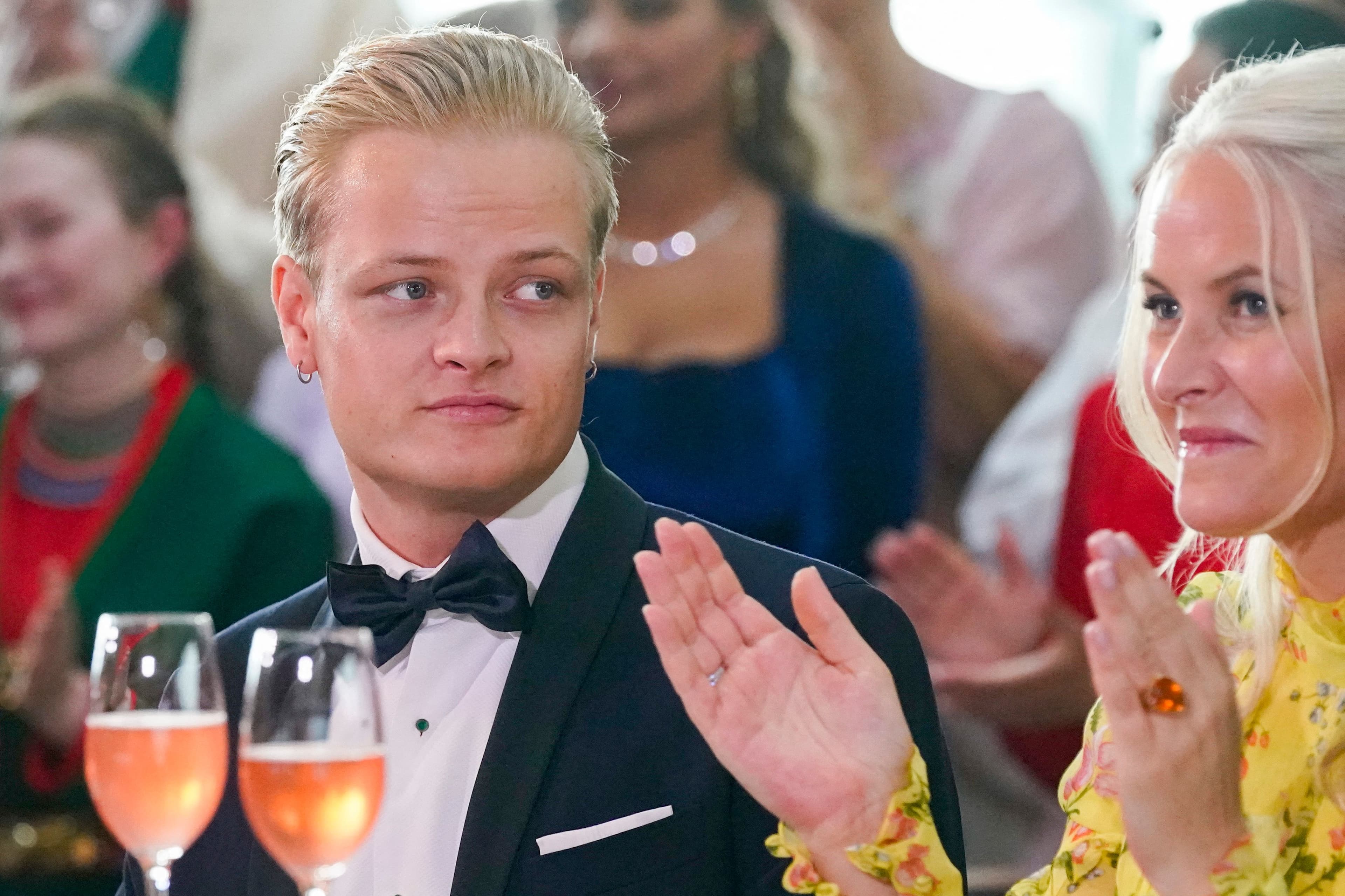 Marius Borg Høiby, il figlio di Mette-Marit di Norvegia, è uscito di prigione: vivrà a Skaugum, la residenza reale, col braccialetto elettronico alla caviglia