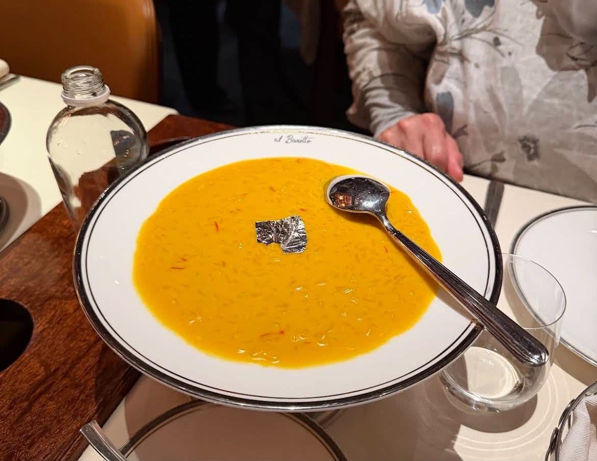 Bad Bunny torna a cena da Al Baretto: com’è il risotto che ha conquistato mamma Lys (e la ricetta dello chef)