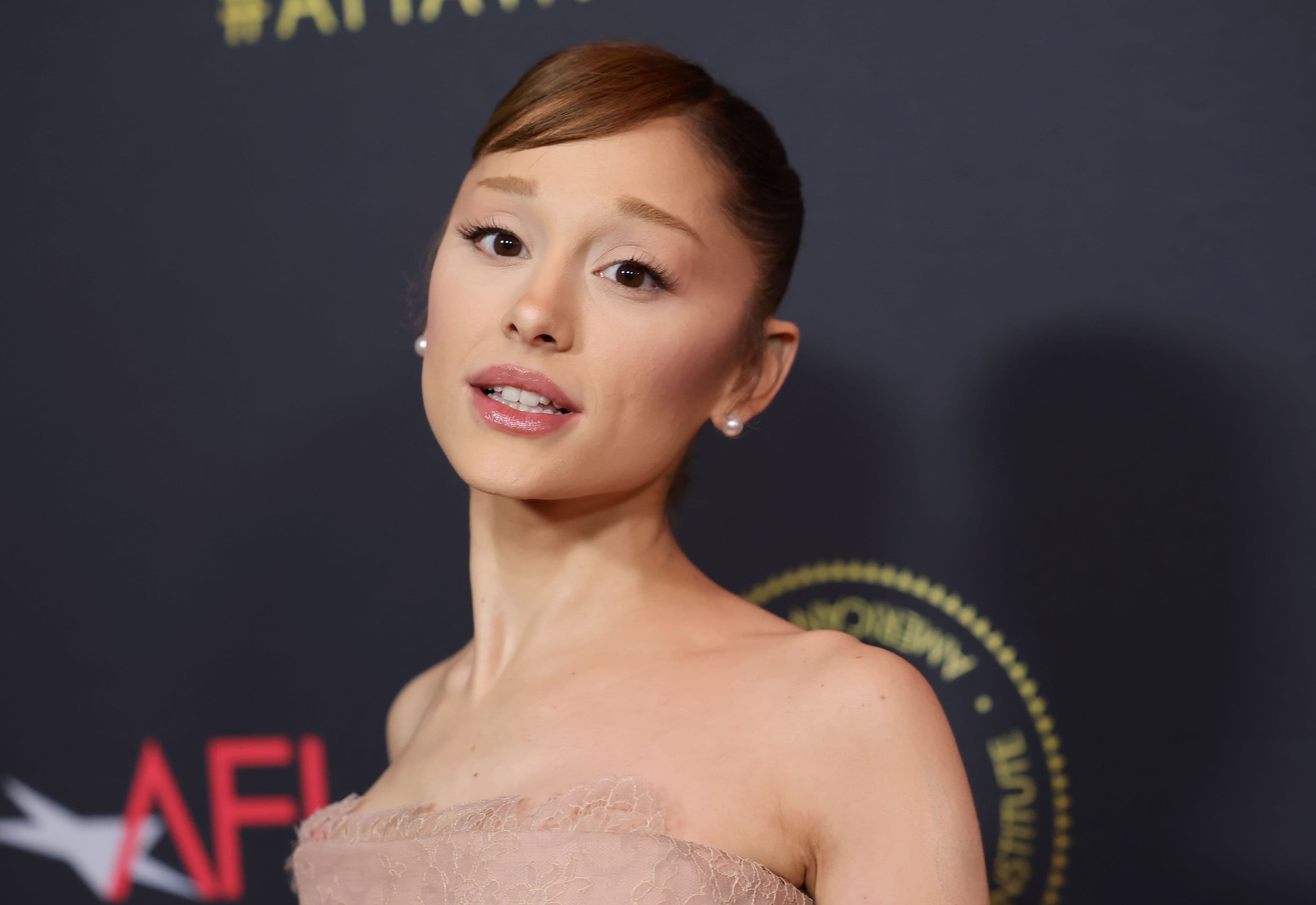 Il problema non è il corpo di Ariana Grande, né quello di nessun’altra donna. Il problema è la cultura che produce certi simboli, li sostiene e li sfrutta
