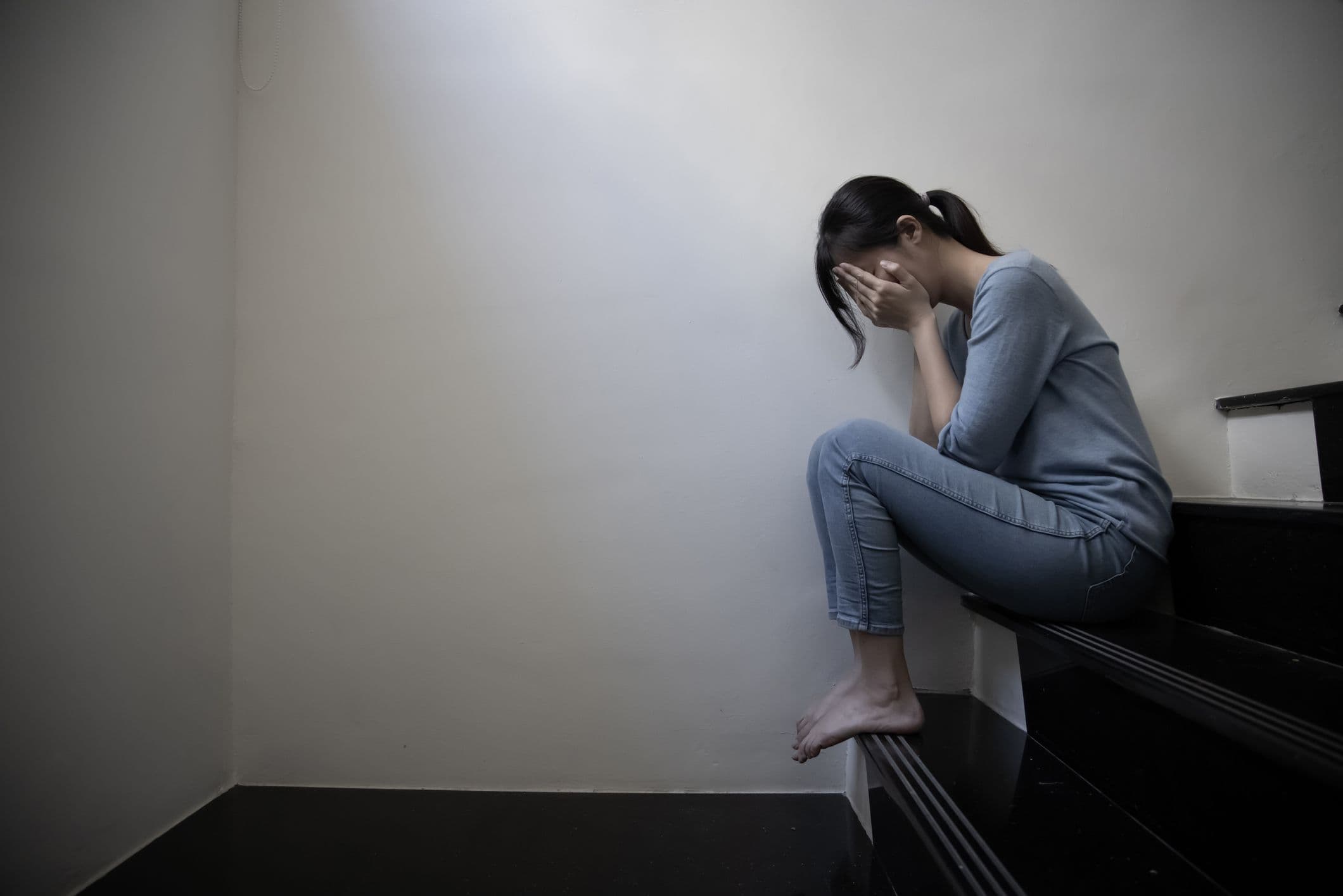 «Mio marito mi ha isolata da lavoro e vita sociale, voleva che restassi a casa con i bambini e ha detto ai colleghi che ero instabile», la storia di Camilla che racconta la violenza economica