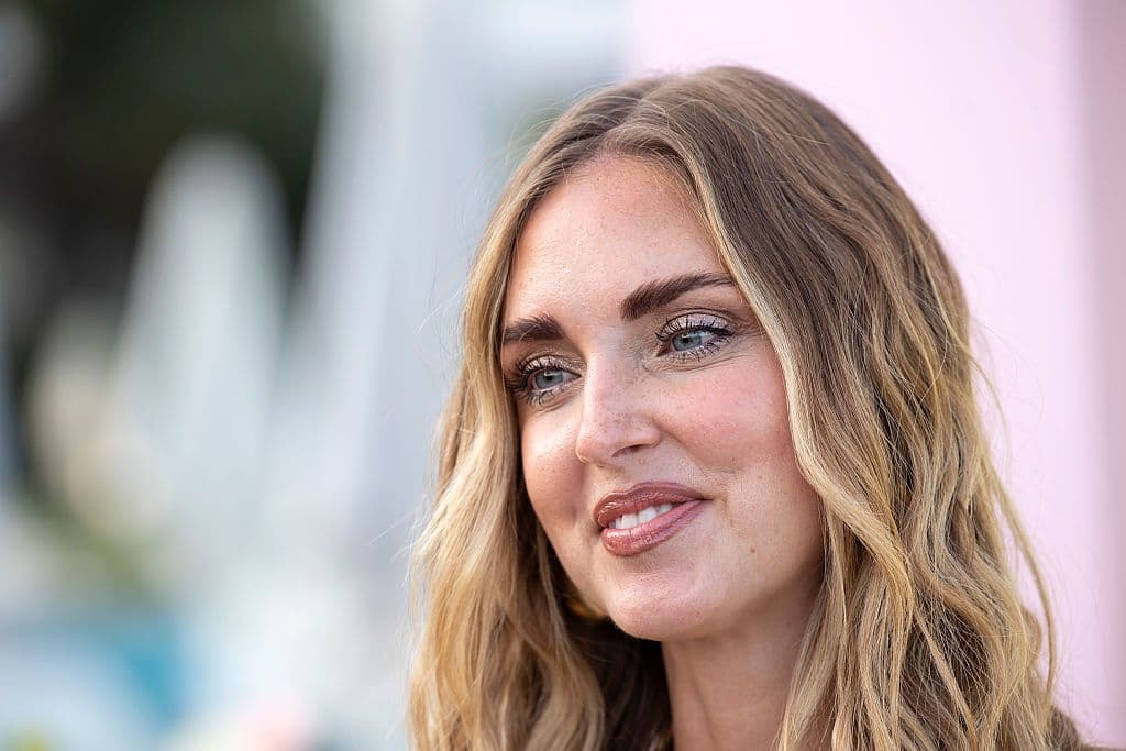 Chiara Ferragni emozionata da Bad Bunny, che a un certo punto sembra parlare proprio a lei: «Non sprecare le tue energie. Il passato non si può cambiare, ma possiamo imparare da esso»