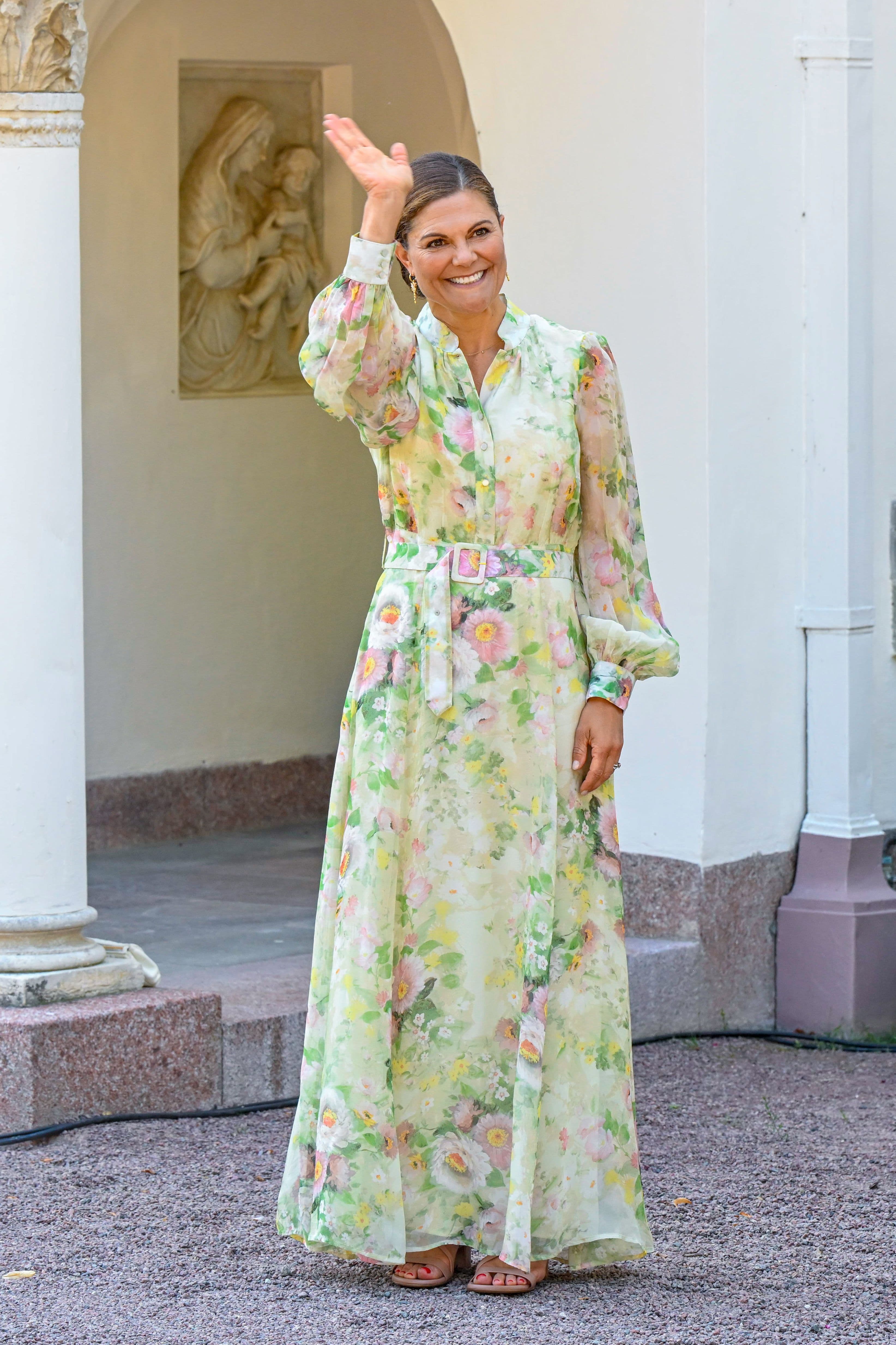 Al compleanno di Victoria di Svezia le reali ci mostrano la quintessenza dell'eleganza estiva: fiori, colori pastello e tanto romanticismo