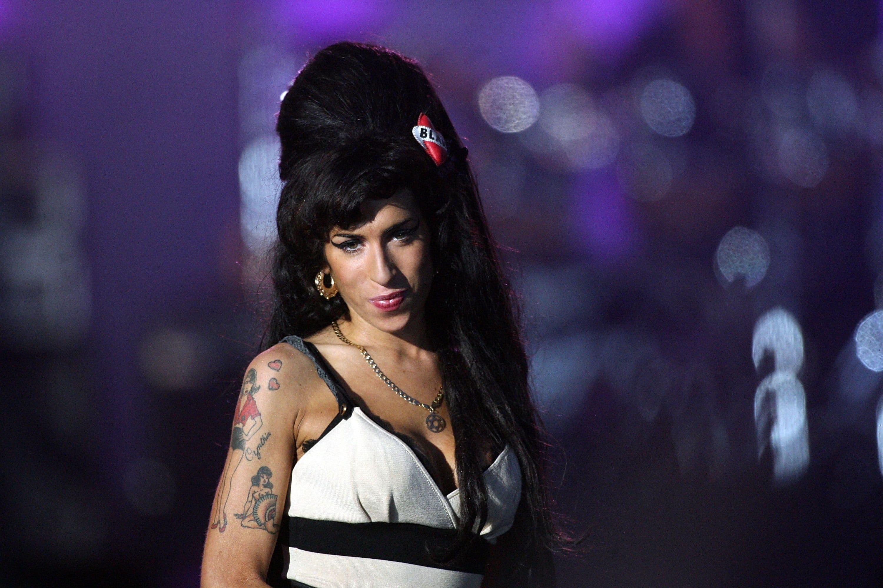 Amy Winehouse, in vendita su eBay un paio delle sue vissutissime ballerine