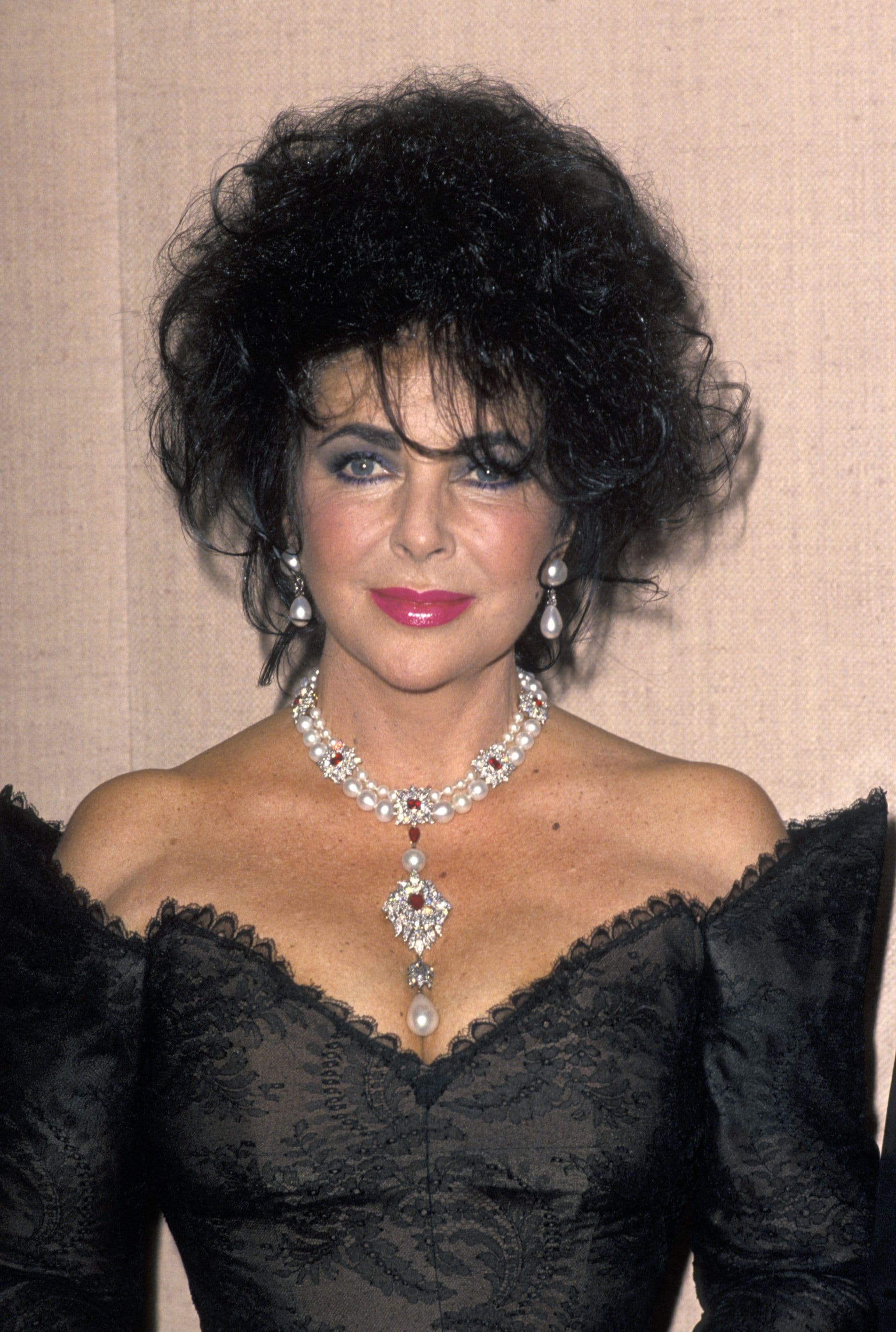 La storia della Peregrina, la perla di Elizabeth Taylor da 12 milioni di dollari, che il suo cane aveva (quasi) mangiato