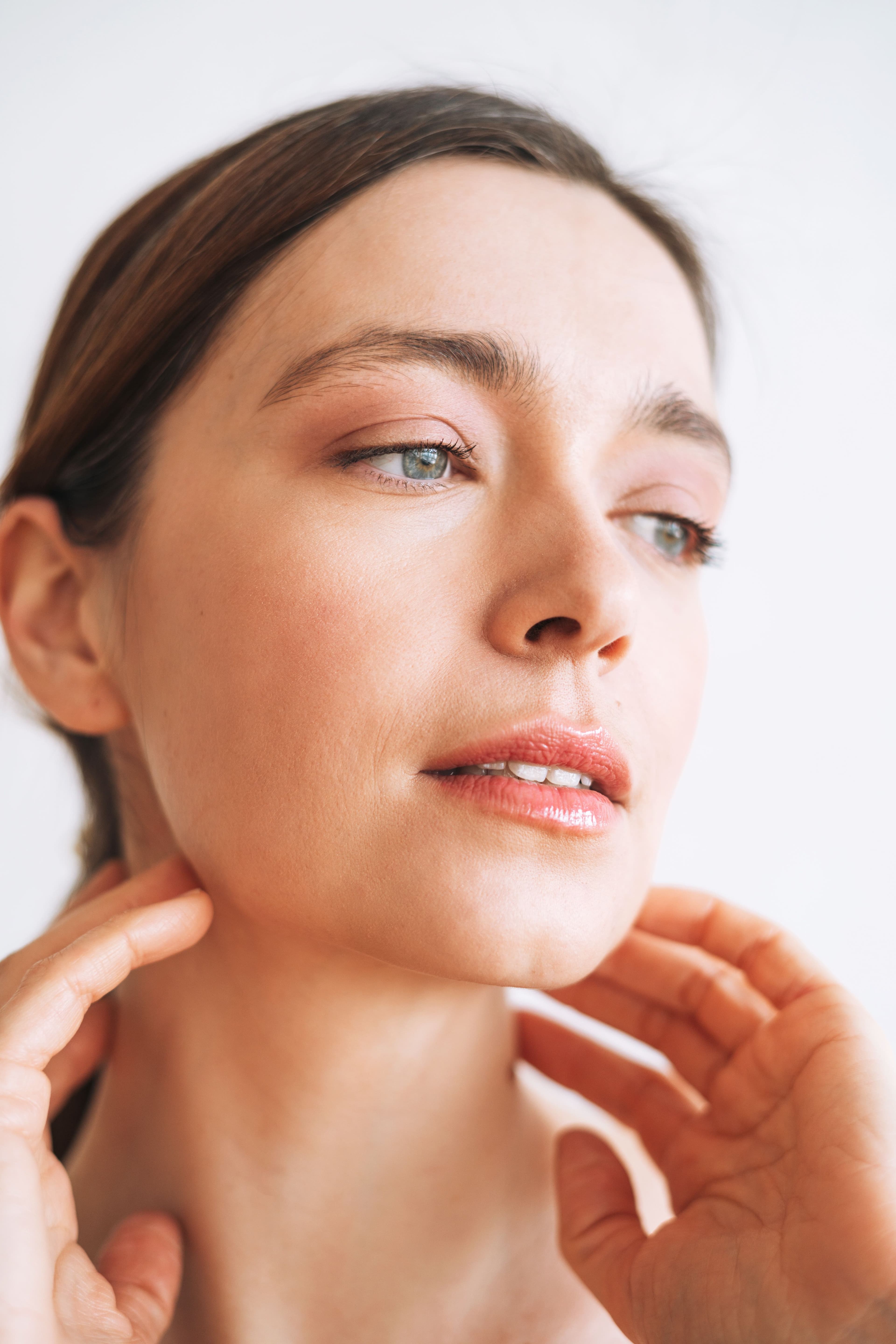 Il siero viso con massaggiatore Wonderskin, scolpisce il viso mentre lo rimpolpa e illumina