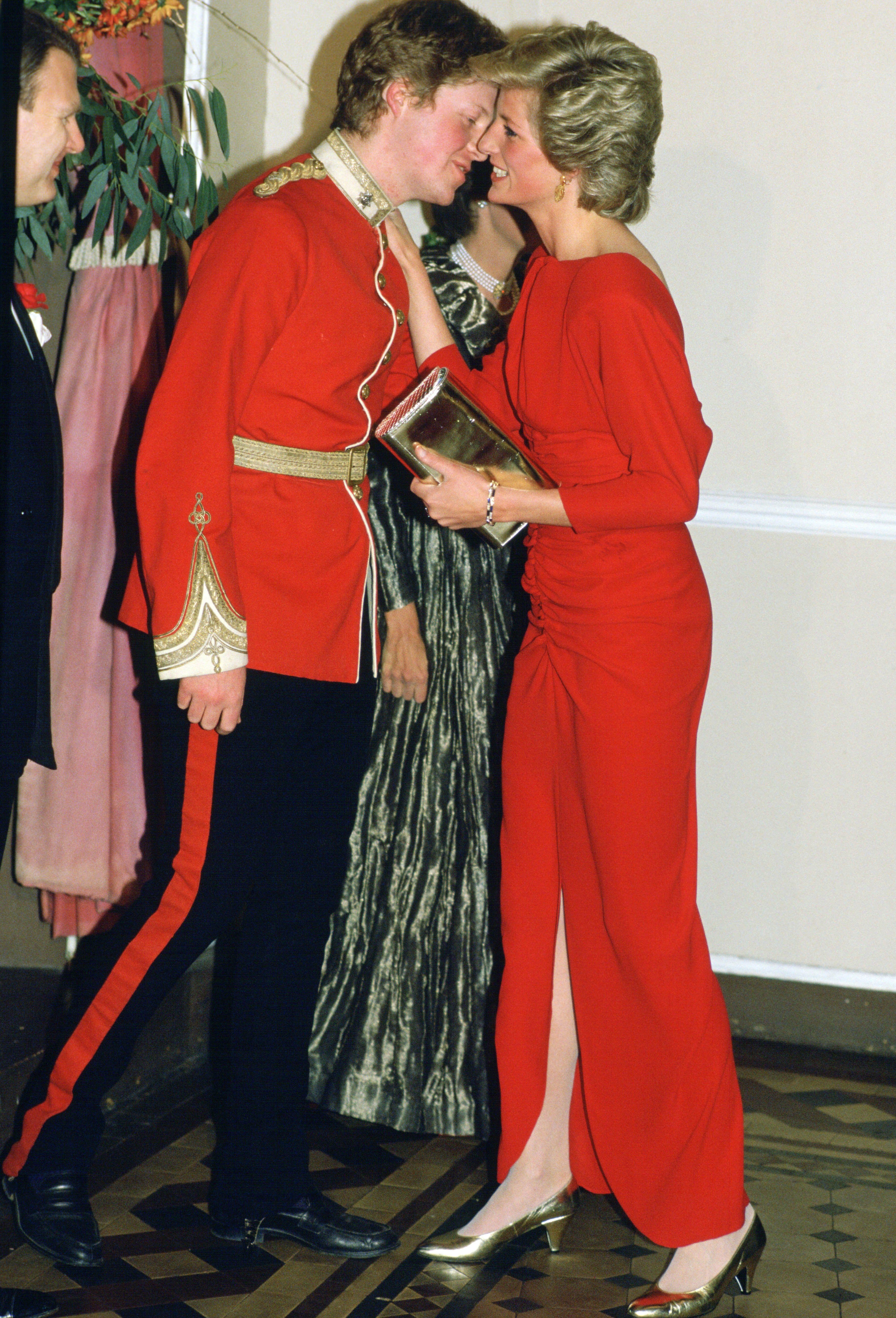 Diana Spencer: dai pensieri suicidi al «premio di consolazione» di Elisabetta dopo il funerale, ecco le 7 rivelazioni più clamorose del libro del fratello Charles