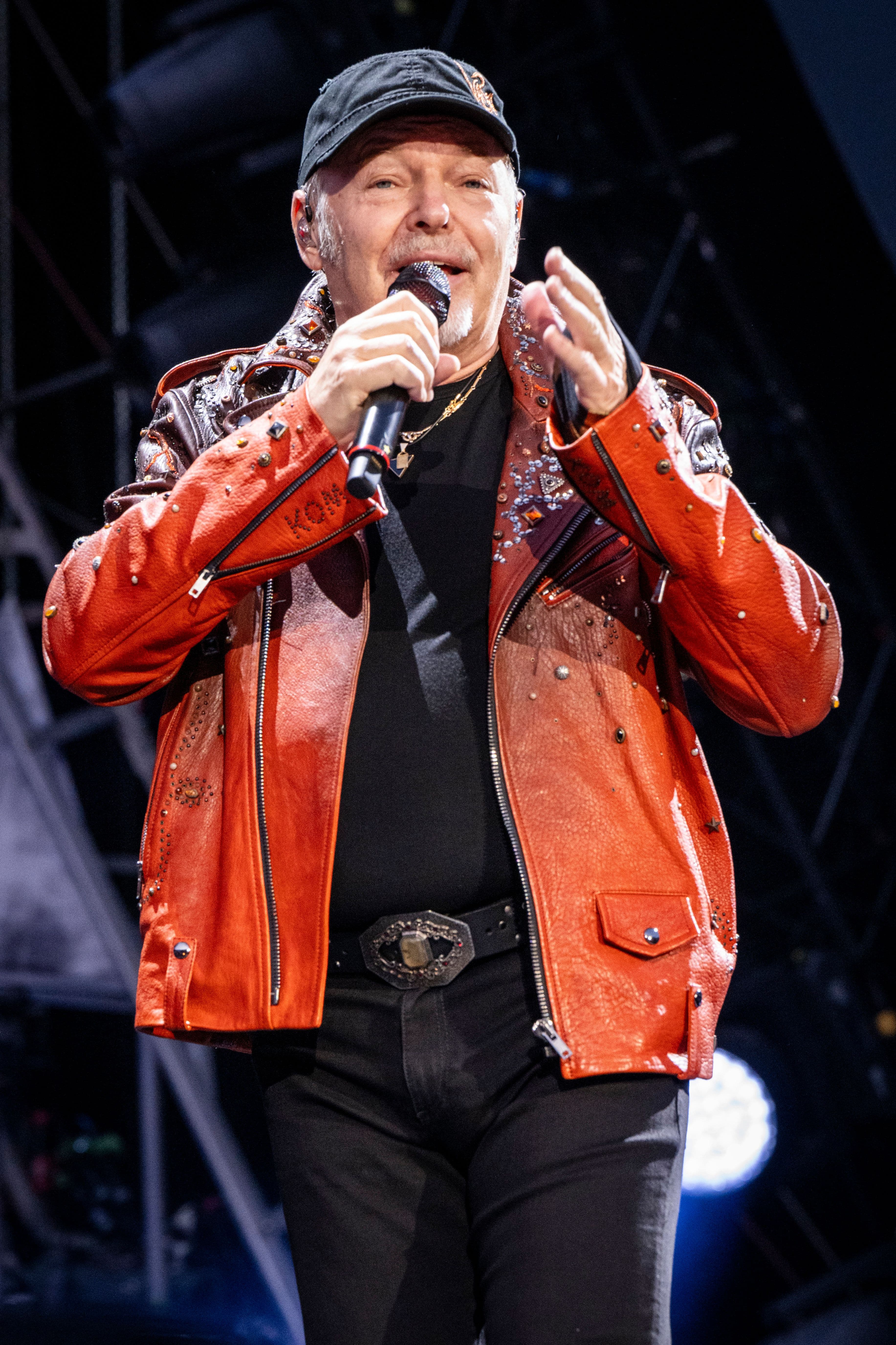 Vasco Rossi cade in bici e si rompe i legamenti della spalla sinistra: «Un po’ ammaccato ma sempre rock»