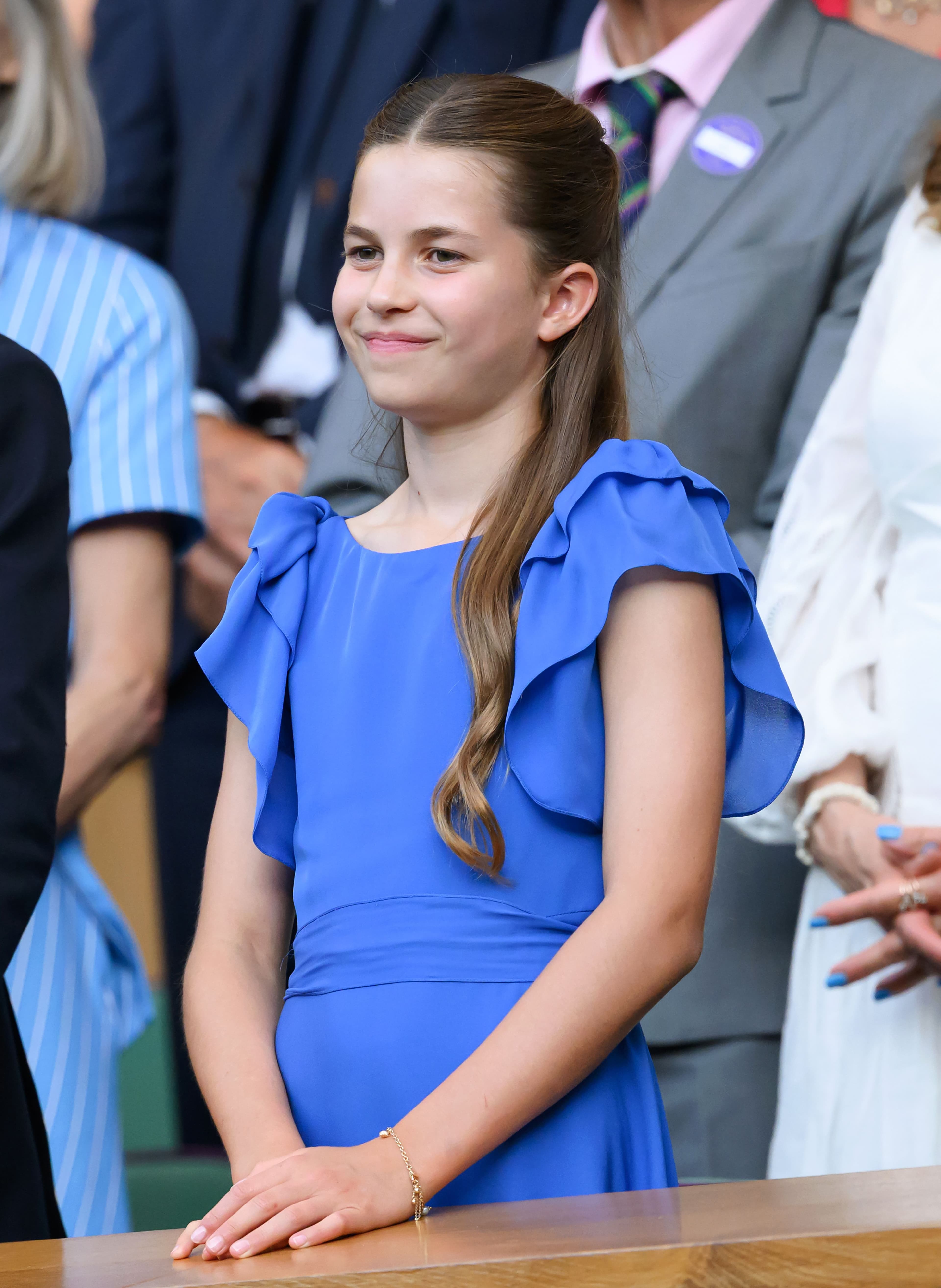 La principessa Charlotte a Wimbledon in blu. Proprio come mamma Kate un anno fa
