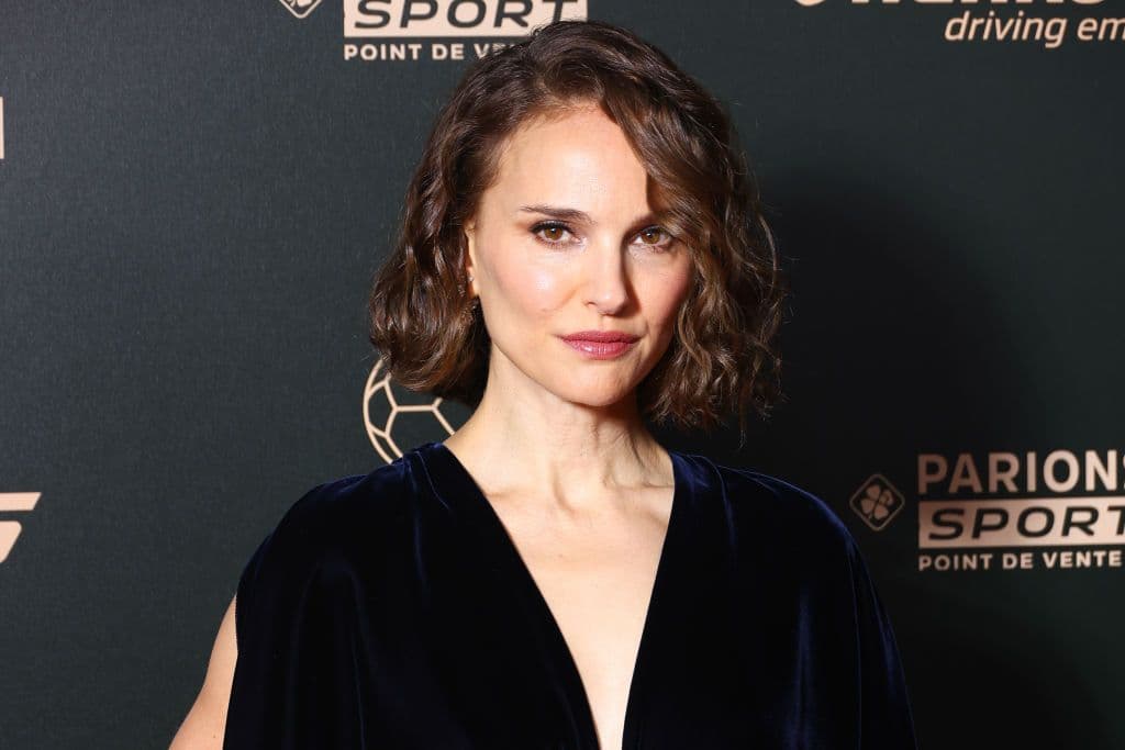 Natalie Portman incinta per la terza volta, la rara foto col pancione sui social: «So che è un privilegio e un miracolo»