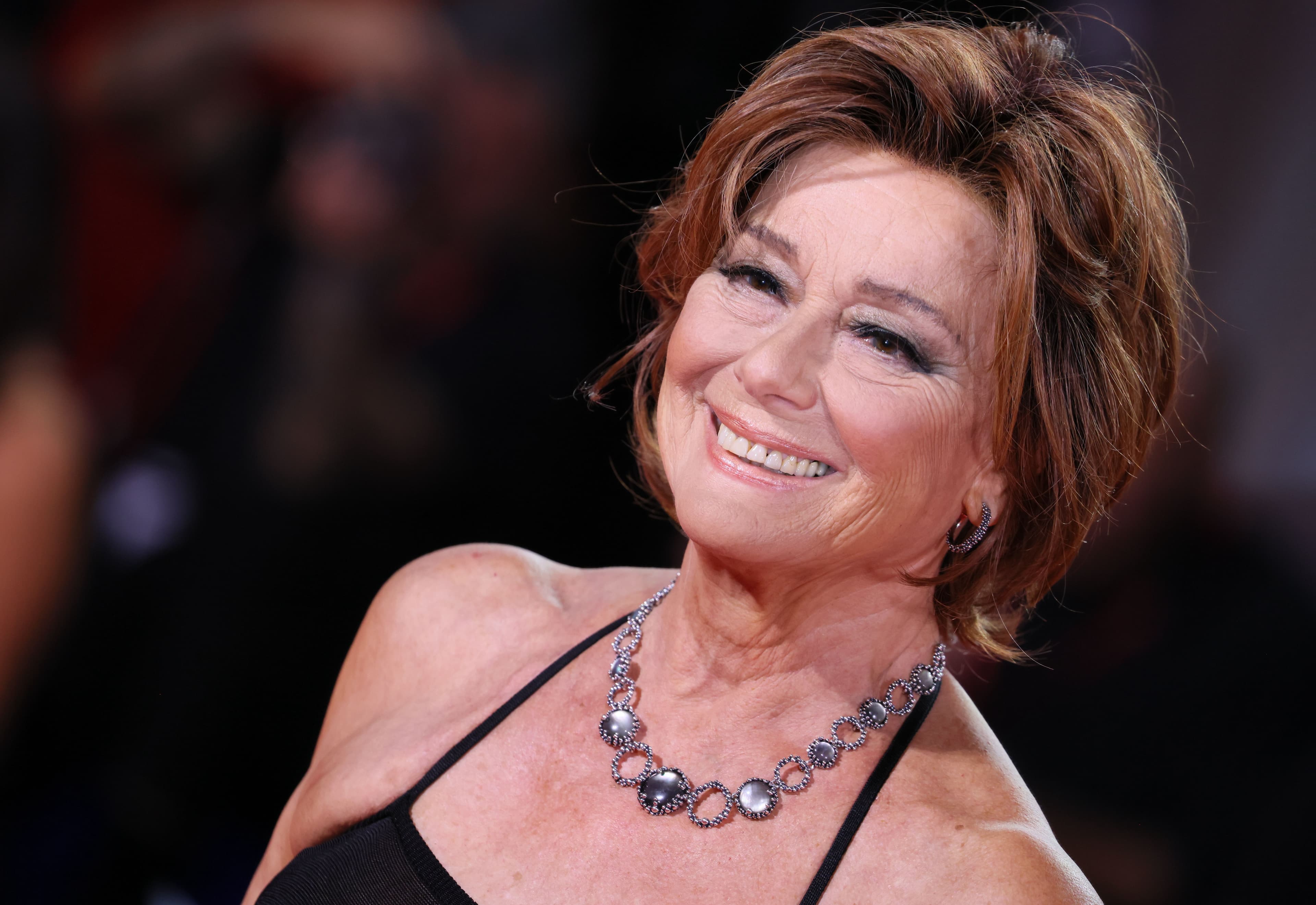Monica Guerritore: «Dopo la chemioterapia ritrovo il mio viso, difficile ma si sopporta, si deve. E intanto vivo»