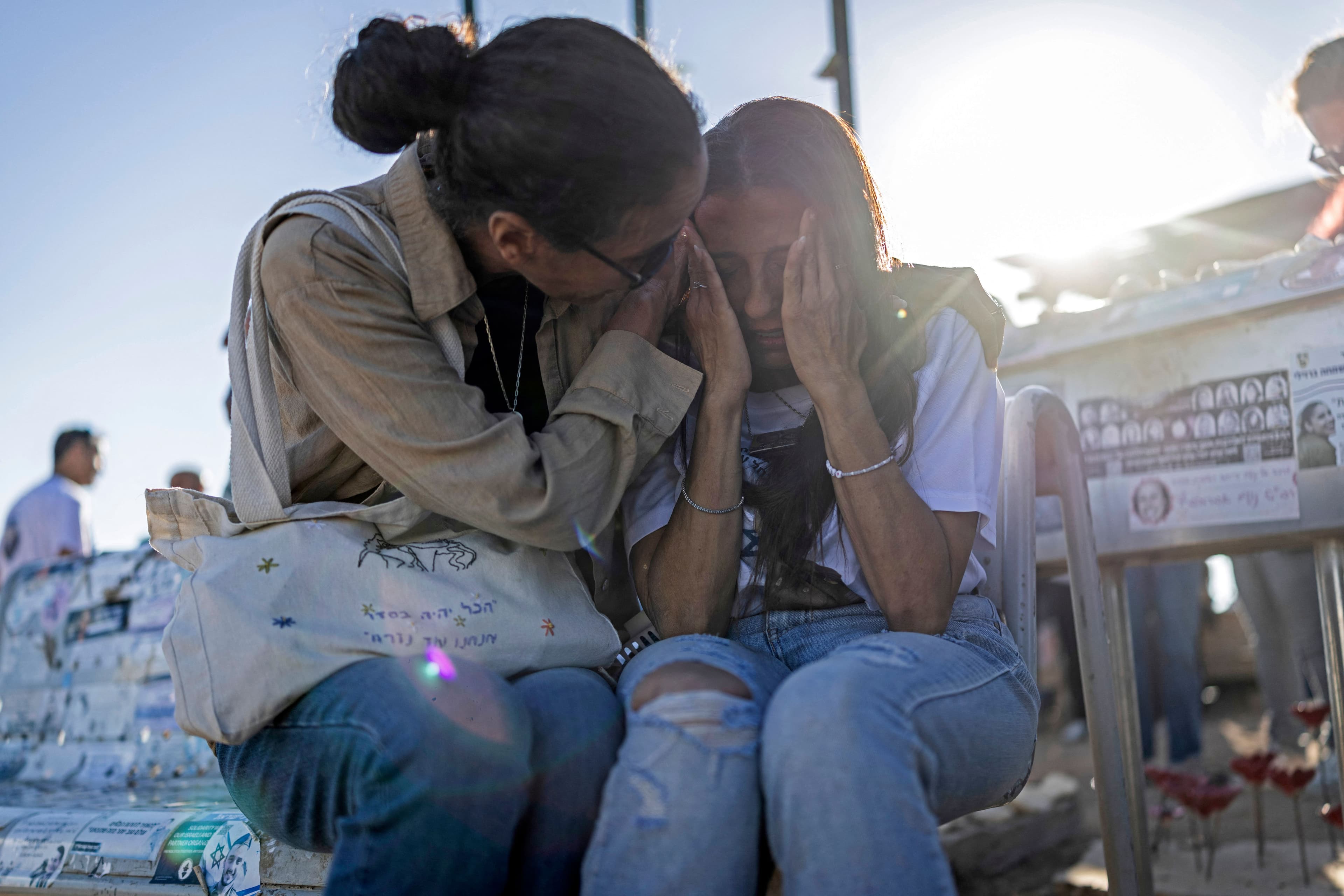 7 ottobre 2023, il dolore delle famiglie delle vittime israeliane, una madre: «La paura più grande è che il ricordo delle mie figlie svanisca»