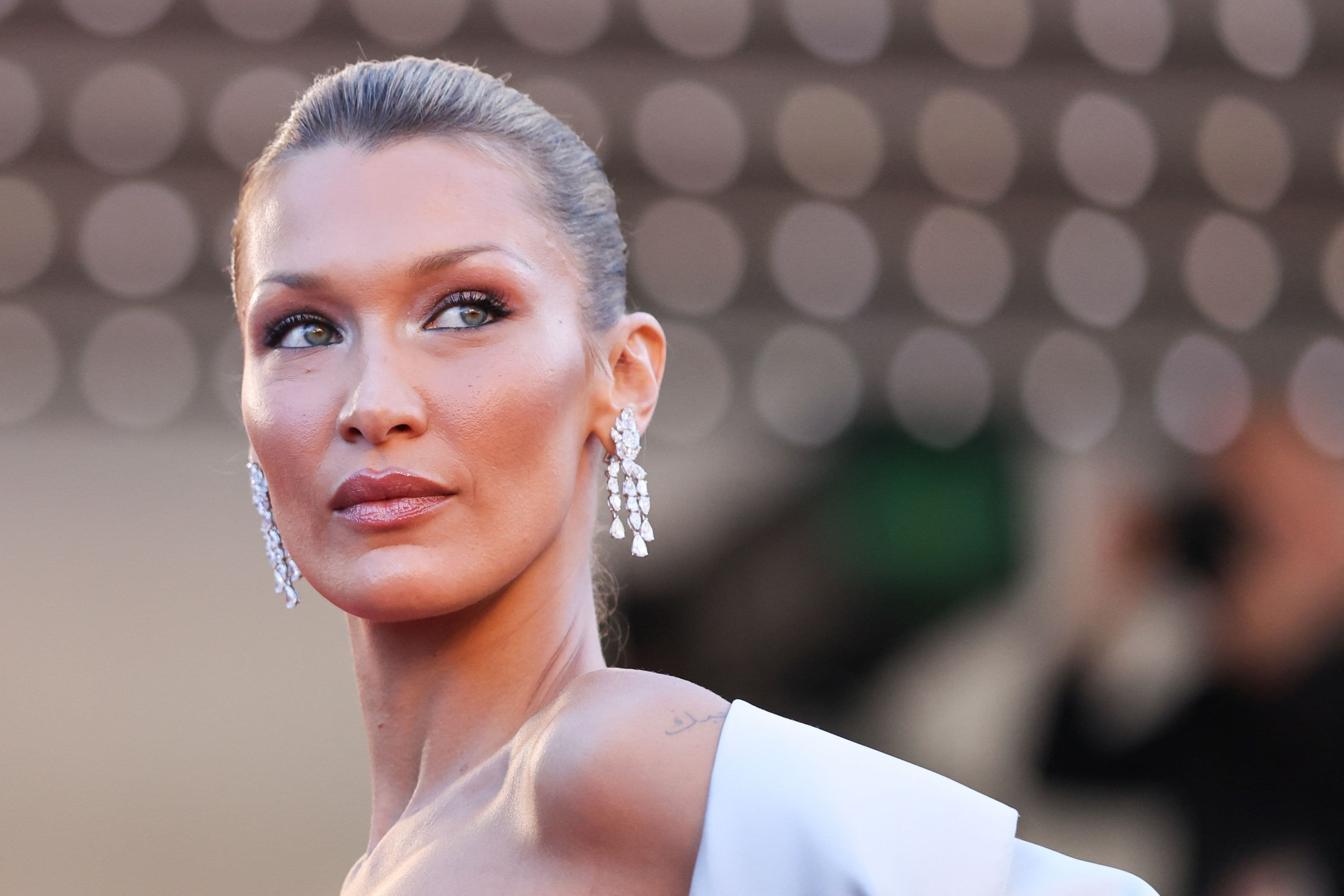 Ritorno al 2000: le regole di trucco della nuova estetica Y2K spiegate dalla make-up artist