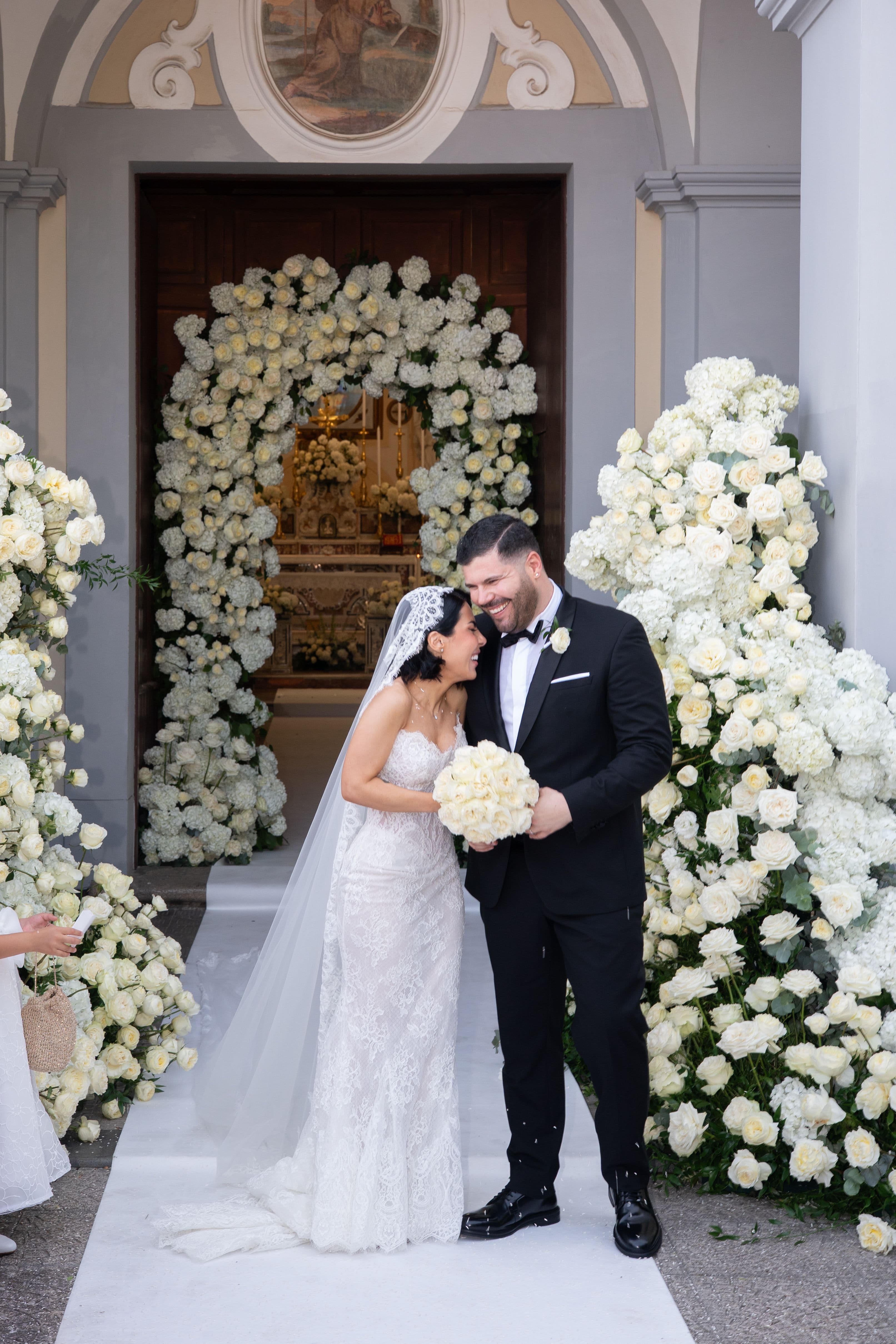 Salvatore Esposito si è sposato: per la sposa Paola Rossi un abito in pizzo a sirena. Più romantico di così…