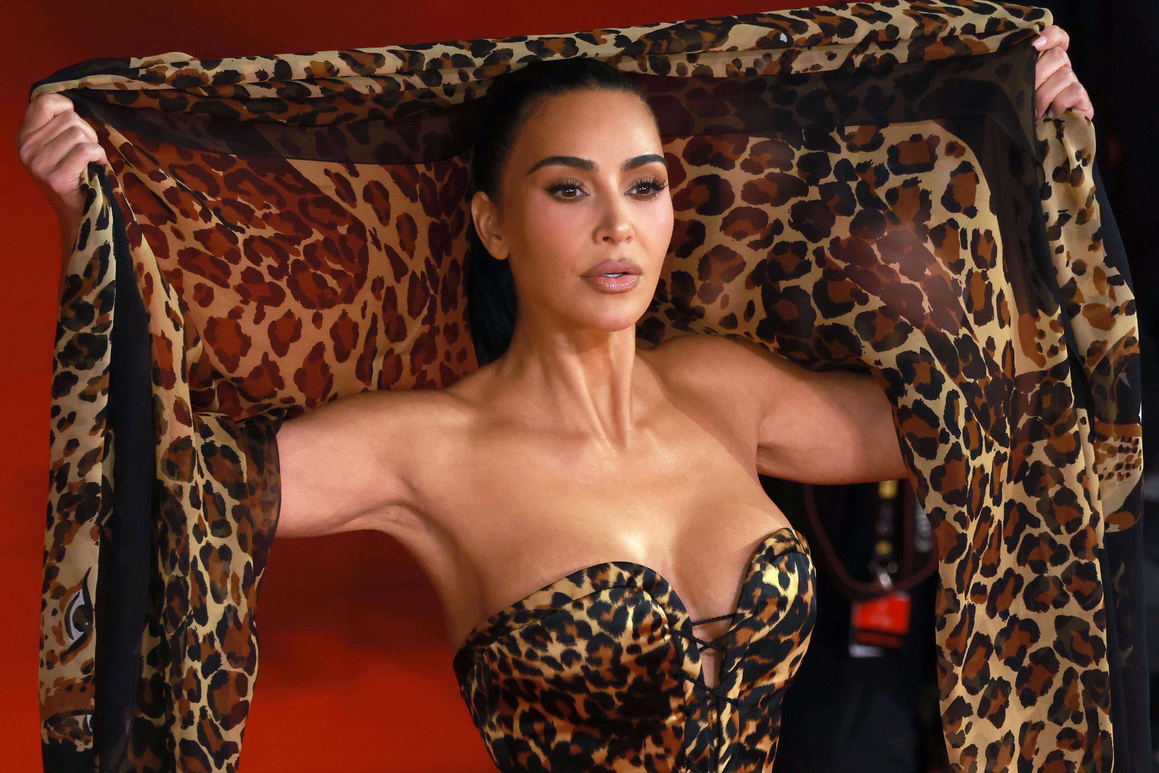 Festa del Cinema di Roma 2026: Kim Kardashian, felina, con make-up nei toni della savana e i beauty look della serata dei premi ai film
