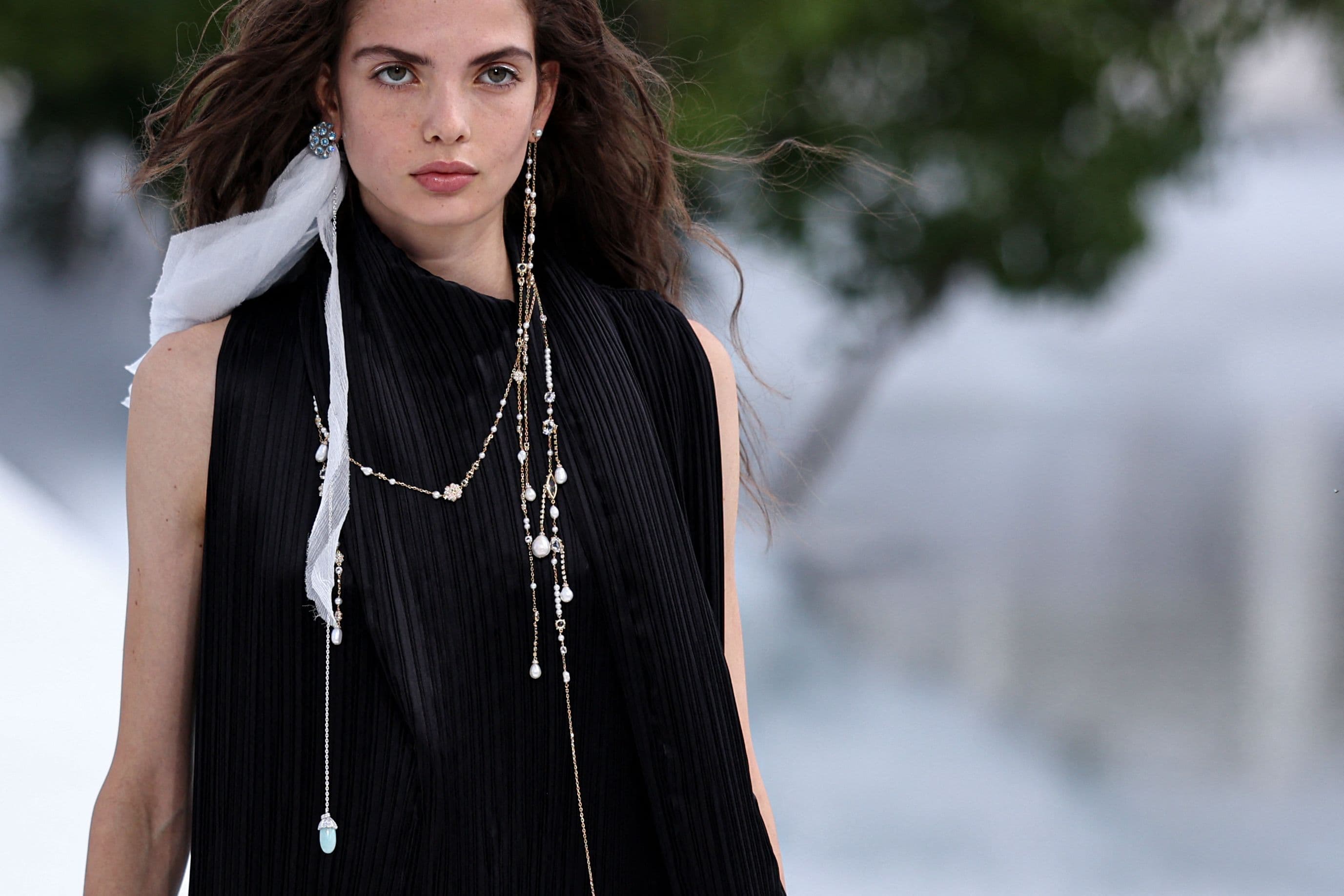 Gli smokey eyes di Saint Laurent, l'eyeliner silver di Dior e le altre tendenze make-up e capelli della Paris Fashion Week