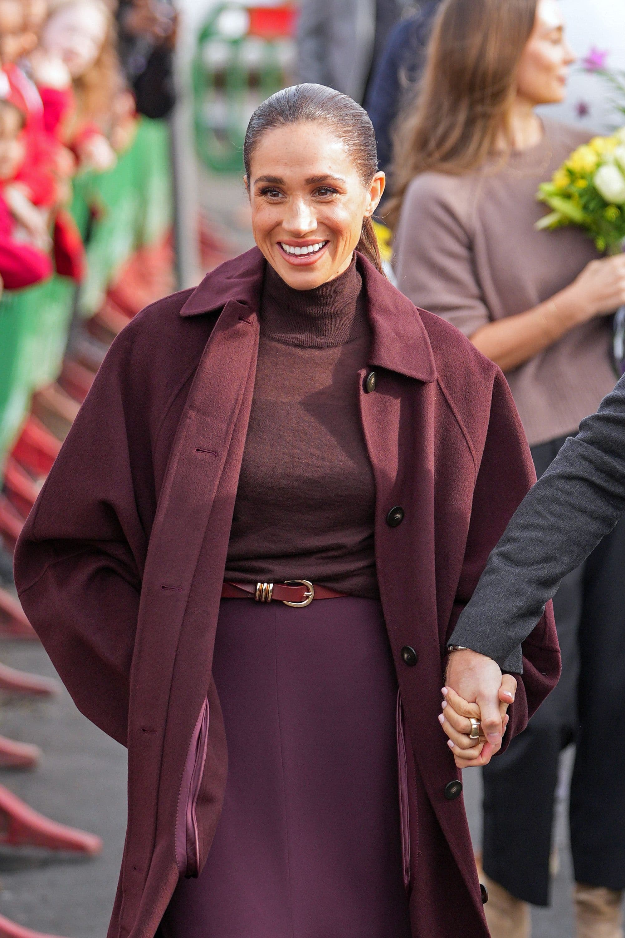 Meghan Markle per il suo gran ritorno a Nottingham sceglie di indossare i colori dell'autunno 2026 rendendo omaggio alla moda britannica