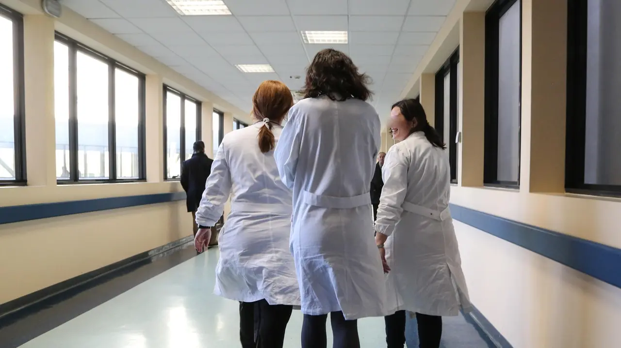 Nuovo contratto per i medici: aumenti salariali fino a 560 euro mensili