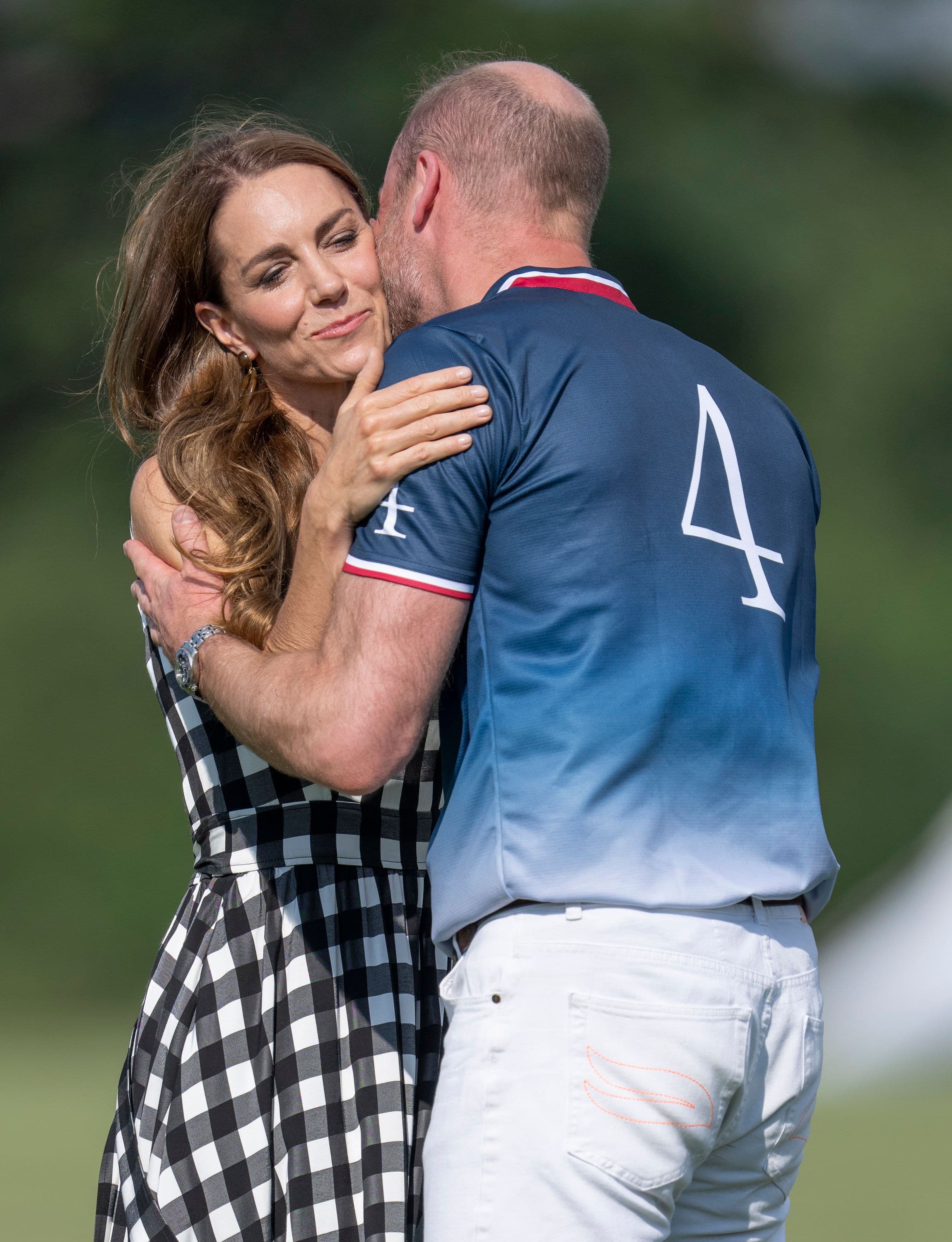 Il bacio di Kate Middleton e William dopo la Royal Charity Polo Cup, nel giorno della reunion tra Re Carlo e i nipoti Archie e Lilibet