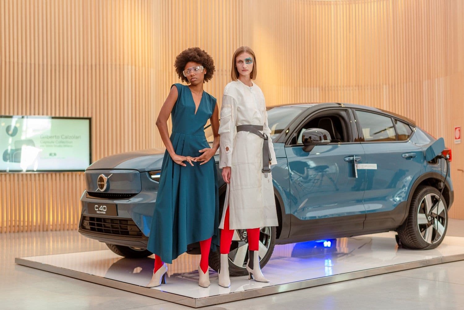 Airbag, cinture, tessuti e tappetini: i materiali usati nelle auto Volvo diventano ispirazione per aspiranti fashion designer