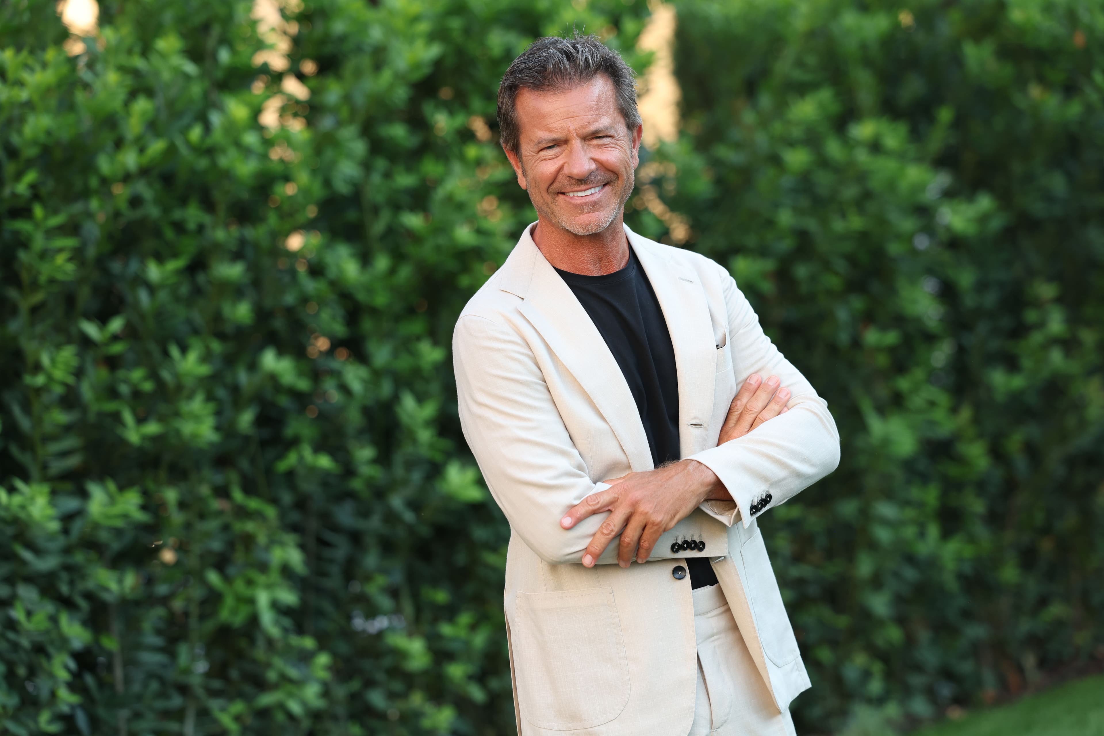 Paolo Conticini: «A 14 anni lasciai la scuola. Mio padre mi portò a fare l’imbianchino e mi cambiò la vita. Dopo 30 anni di matrimonio, la passione cambia ma l’amore diventa casa»
