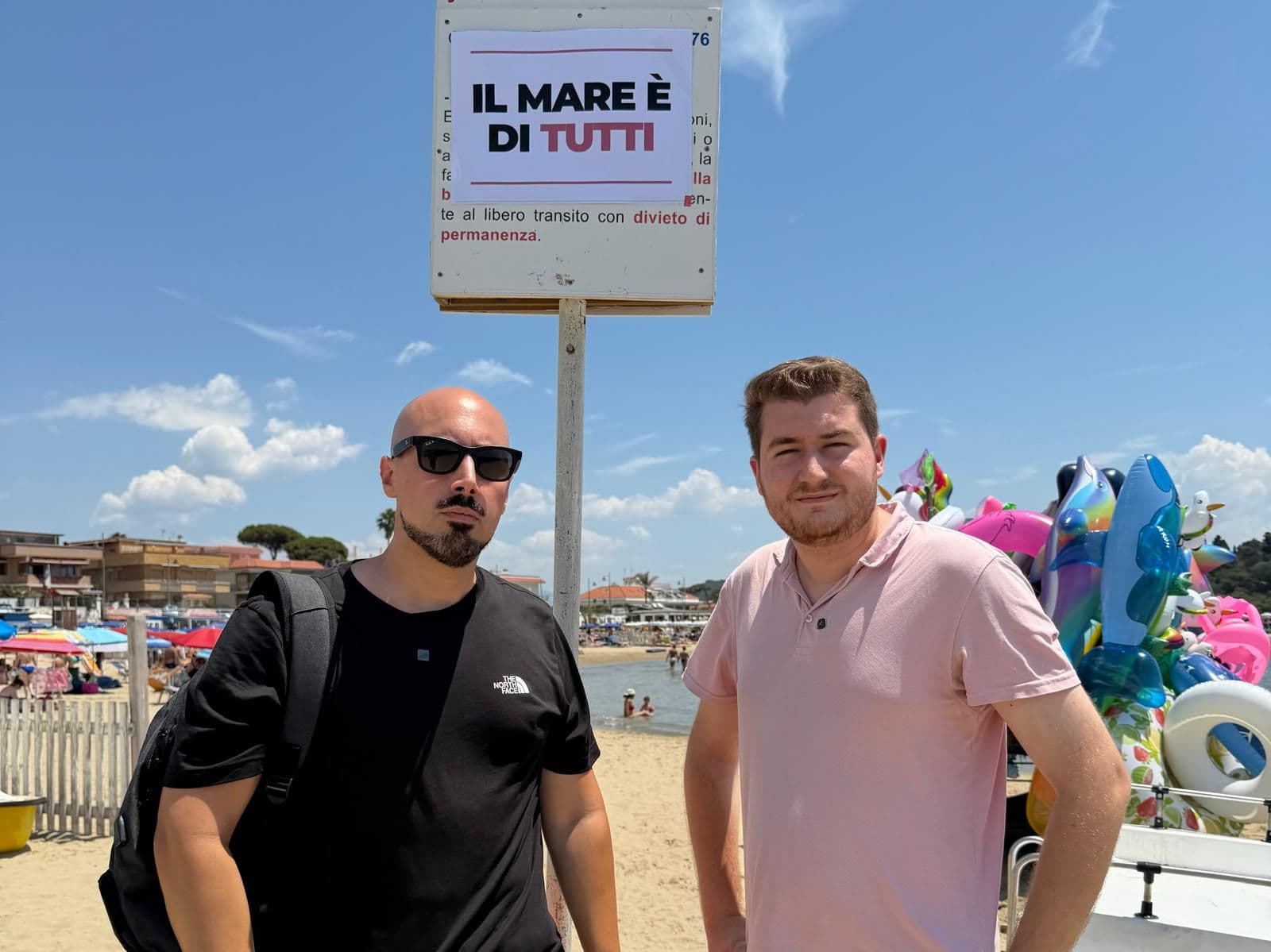 Tornelli per andare al mare a Livorno a 7,50 euro. Matteo Hallissey: «L'accesso alla spiaggia è un diritto di tutti»