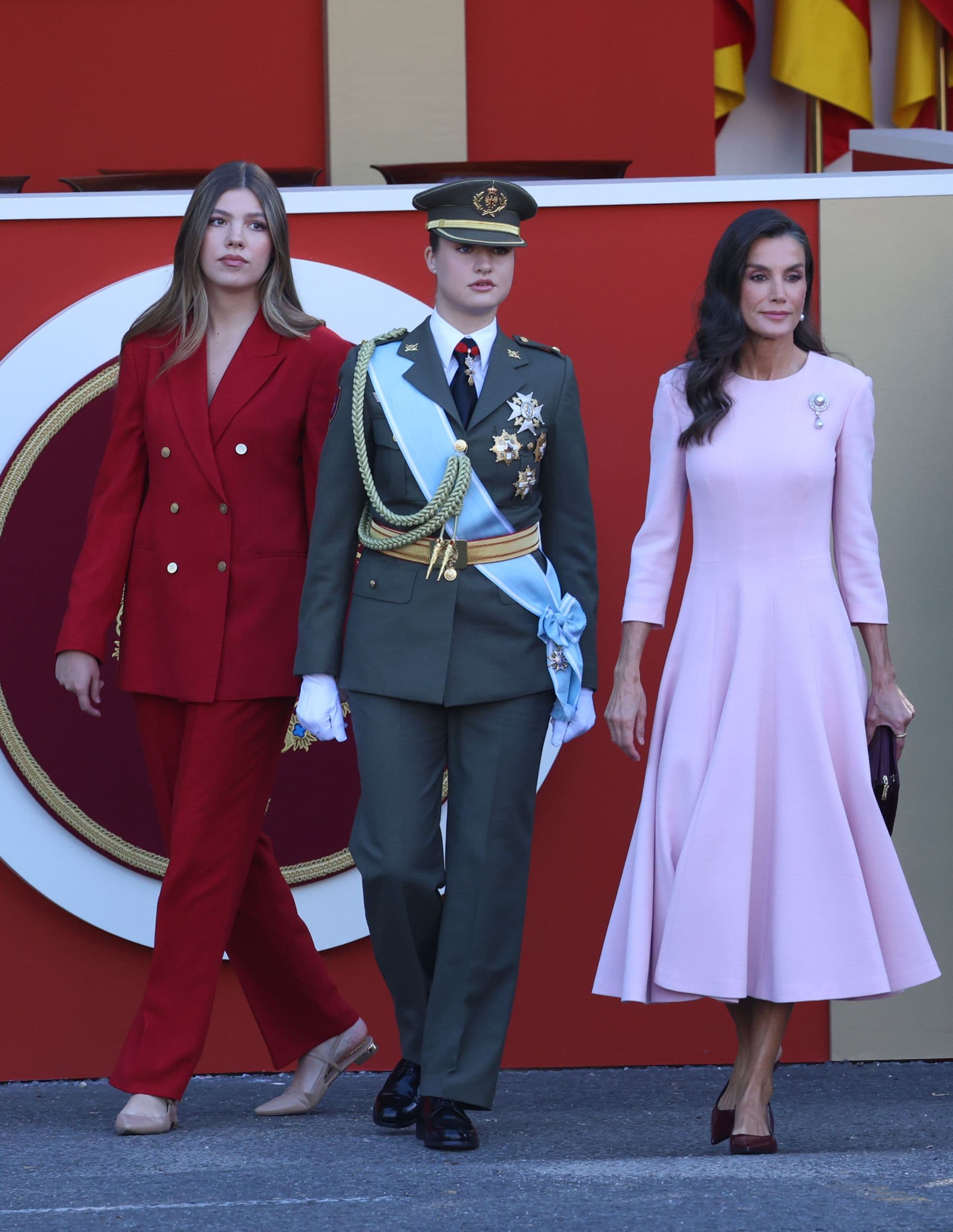 Leonor e Sofia di Spagna, le foto della Festa nazionale con re Felipe e la regina Letizia