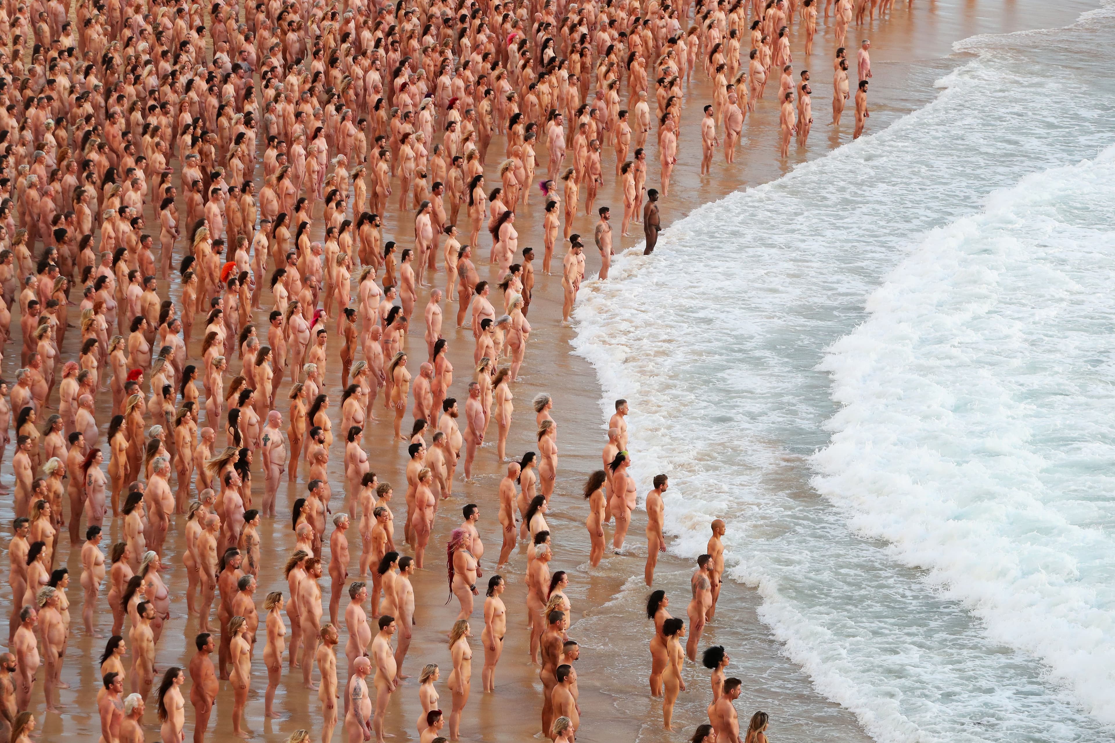 Tlon sulla prova costume: «Possiamo entrare in mare anche nel giorno in cui avremmo preferito un corpo diverso, lasciando che il disagio esista senza affidargli tutta la vacanza»