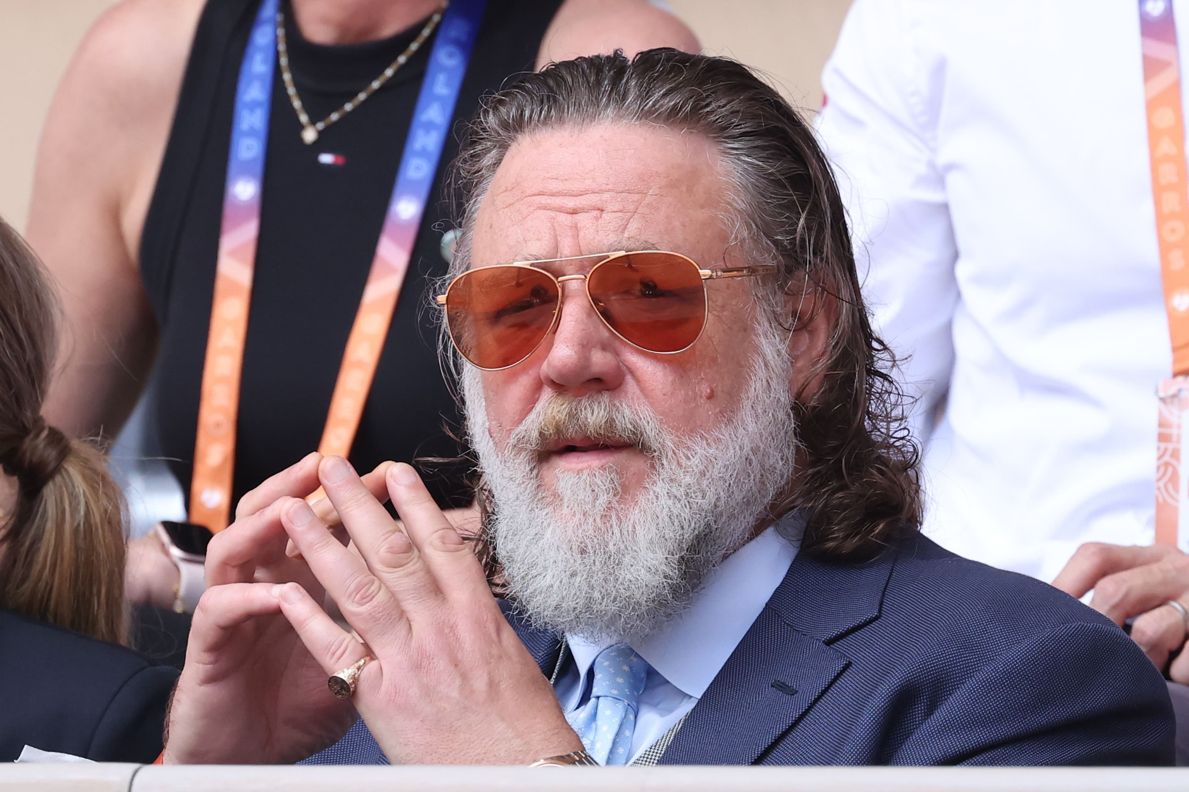 Russell Crowe, 62 anni, e l'allenamento tutto muscoli «da gladiatore» con una superstar del wrestling. L'esperto: «L'età non è un limite, ma richiede maggiore attenzione alla tecnica, alla progressione dei carichi e al recupero»