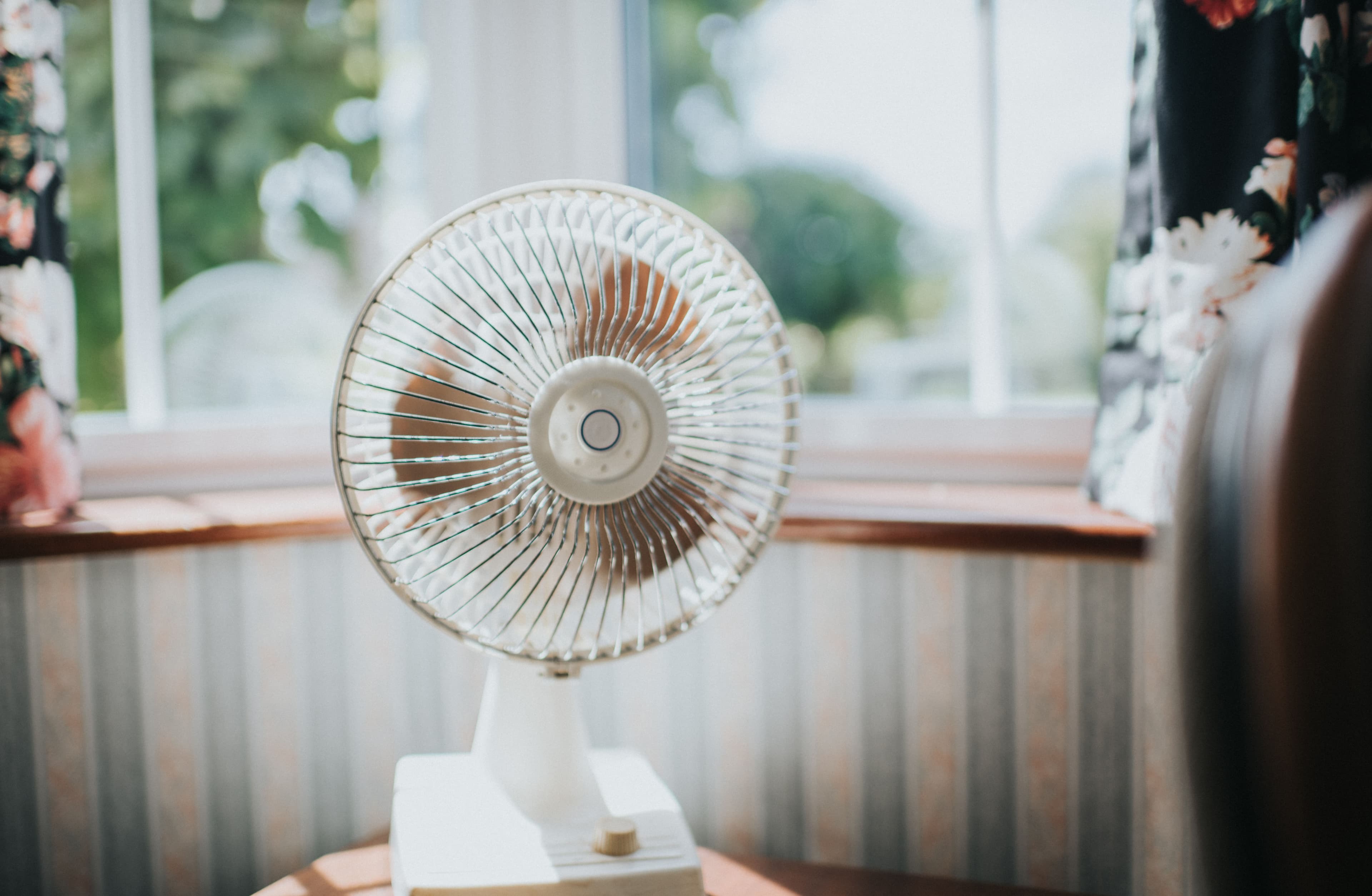 Caldo estremo, è l'estate di chi non può permettersi il fresco: anche voi razionate le ore di aria condizionata e ventilatore in casa?