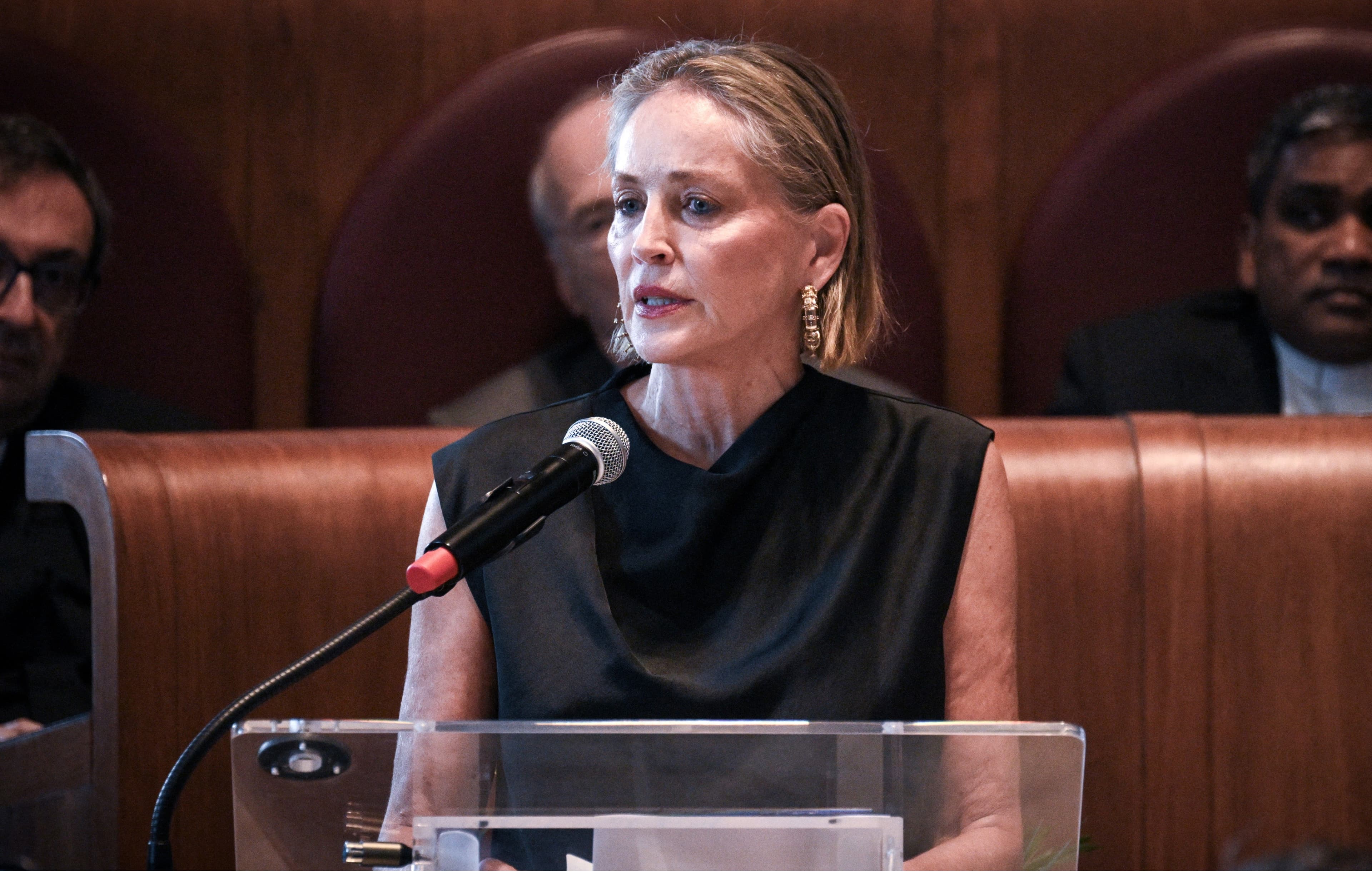 Sharon Stone a Donald Trump: «Comportati in modo tale che tua madre possa essere fiera di te»