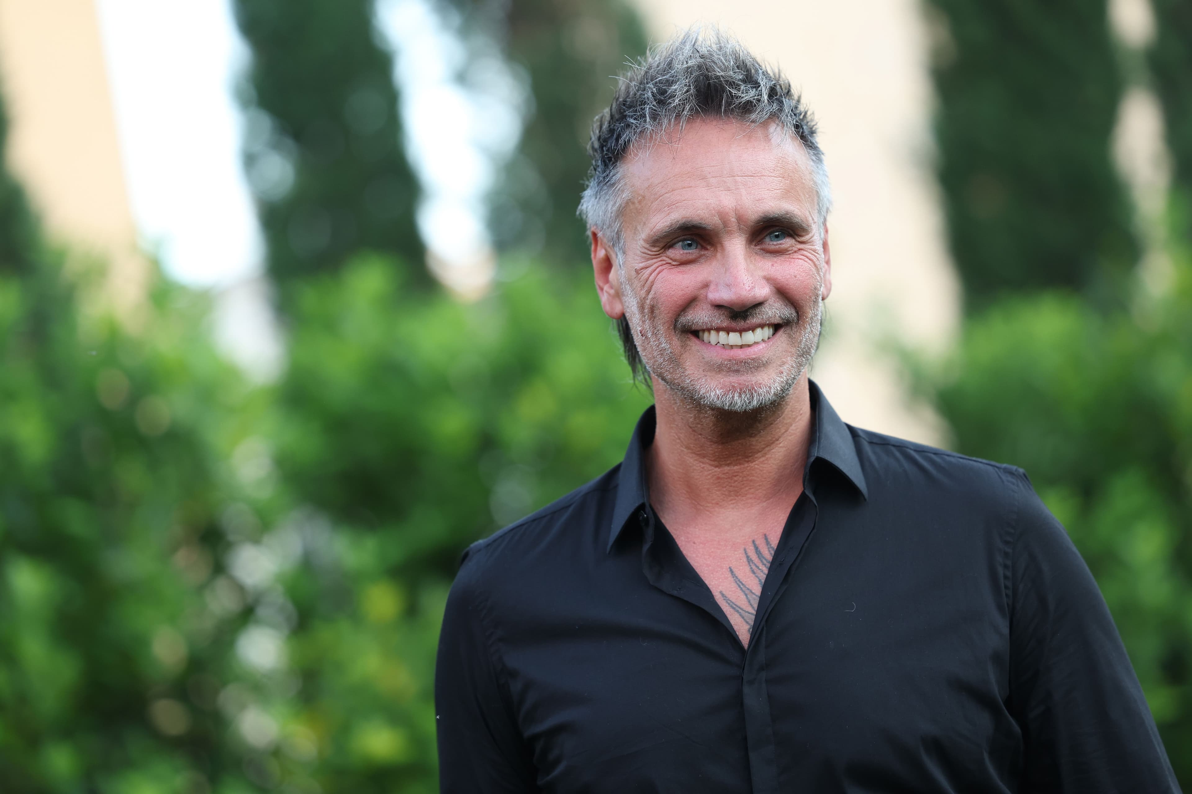 Nek: «La morte di mio padre resta la mia tenebra più grande, ma mi ha insegnato a vivere e non sopravvivere. Sold out all'Arena di Verona, ho chiesto a mia moglie "e domani?": sono un eterno insoddisfatto»