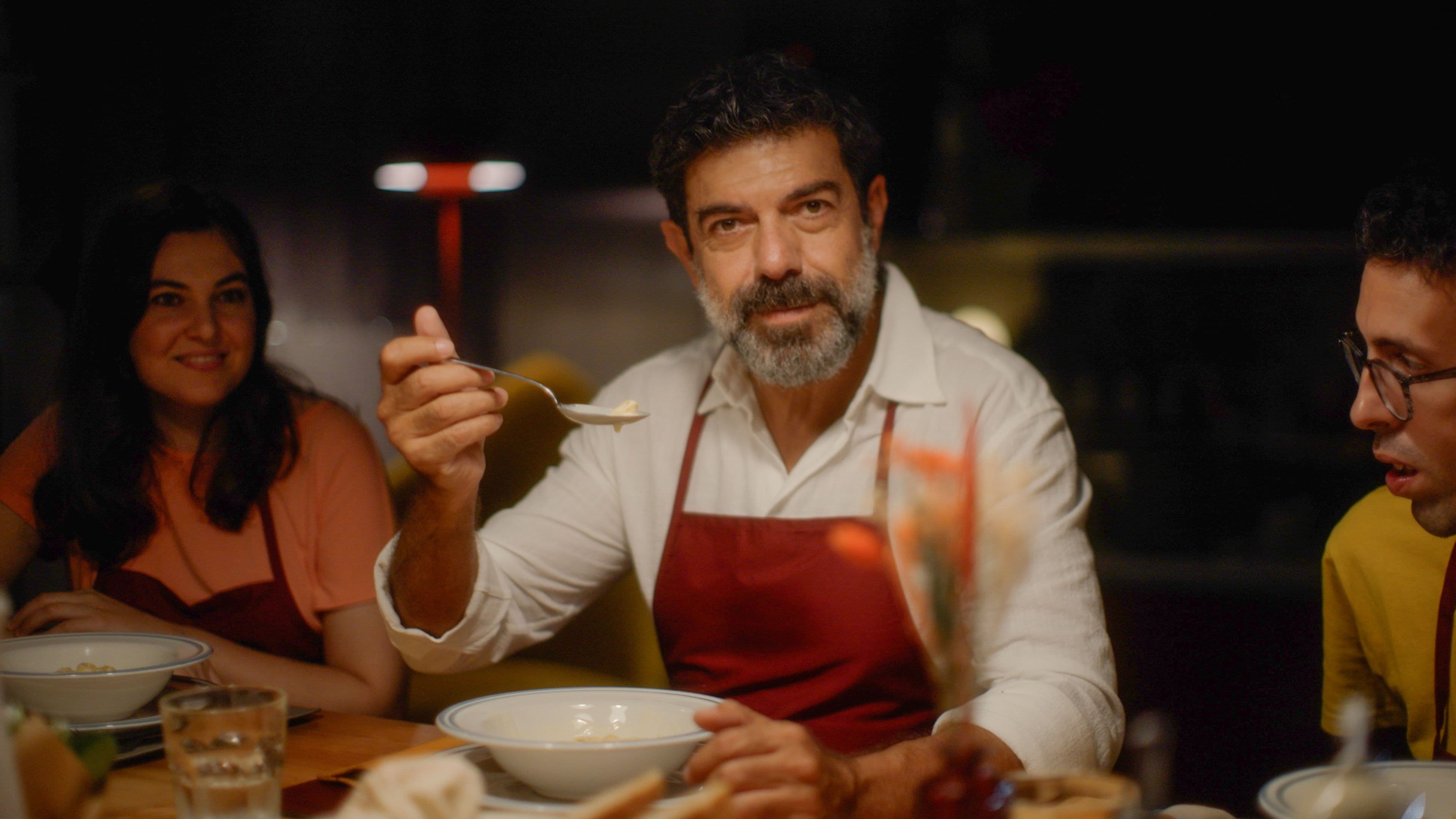 Pierfrancesco Favino: «Adoro cucinare, se fossi un piatto sarei un tortellino, accudente e da scoprire. Mi commuovo se penso al rumore del cucchiaino nella tazza dello zabaione che mi preparava papà»