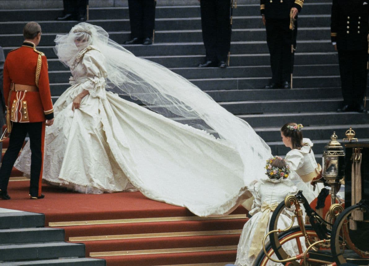 La principessa Diana e il suo abito da sposa, tutto quello che c'è da sapere di quella leggendaria mise nuziale