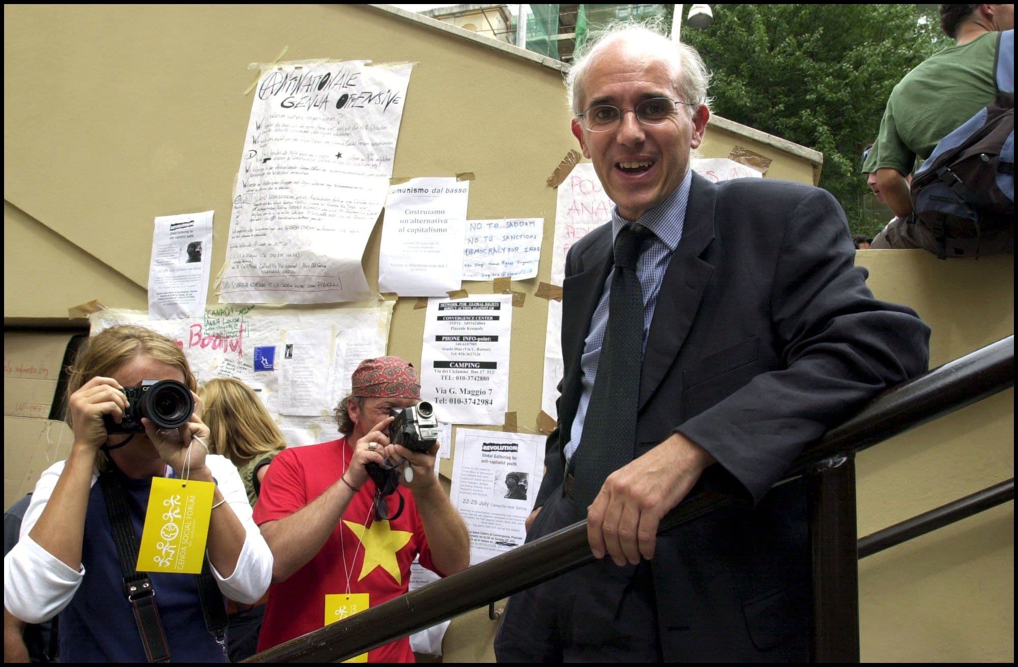 G8 di Genova, Vittorio Agnoletto: «Fui il primo a entrare alla Diaz dopo l'irruzione della Polizia. C'era sangue dappertutto, è l'immagine che non potrò mai dimenticare»