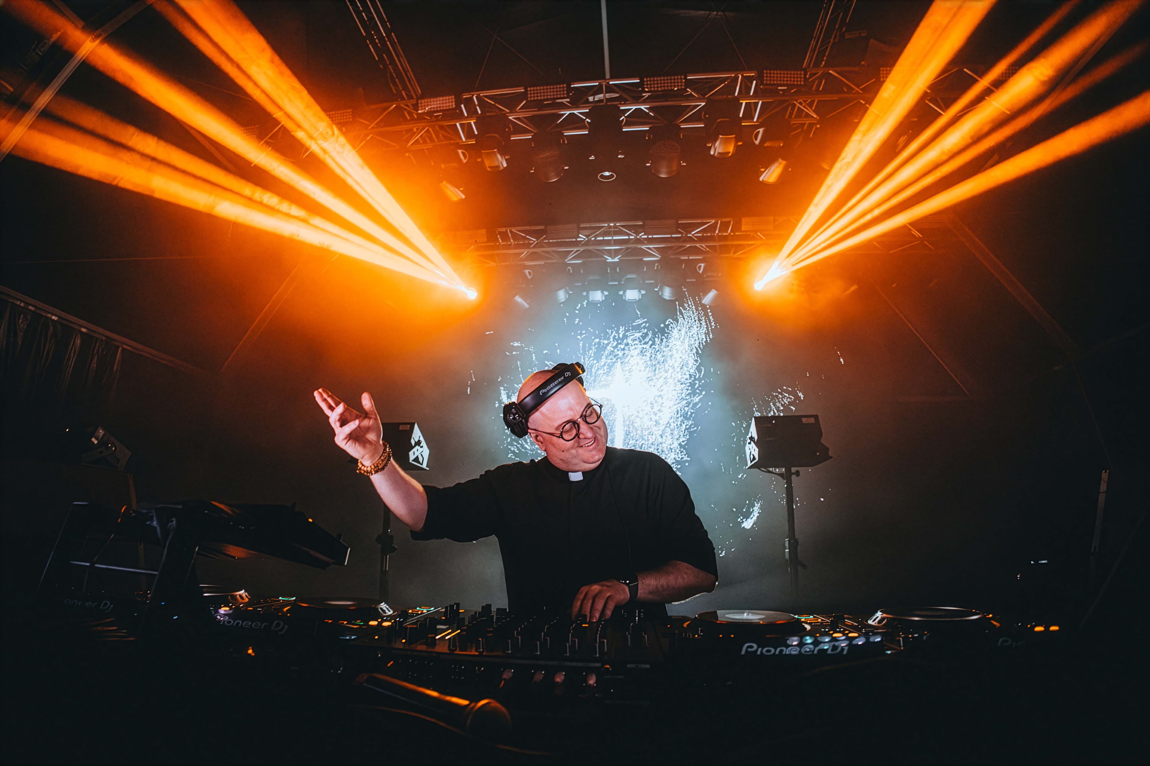 Padre Guilherme: «Quando la gente mi guarda, oggi vede il deejay, non il prete, ma io sono entrambi. Non ho mai incontrato papa Leone, però ci sono molte persone a lui vicine a cui piace ciò che faccio»