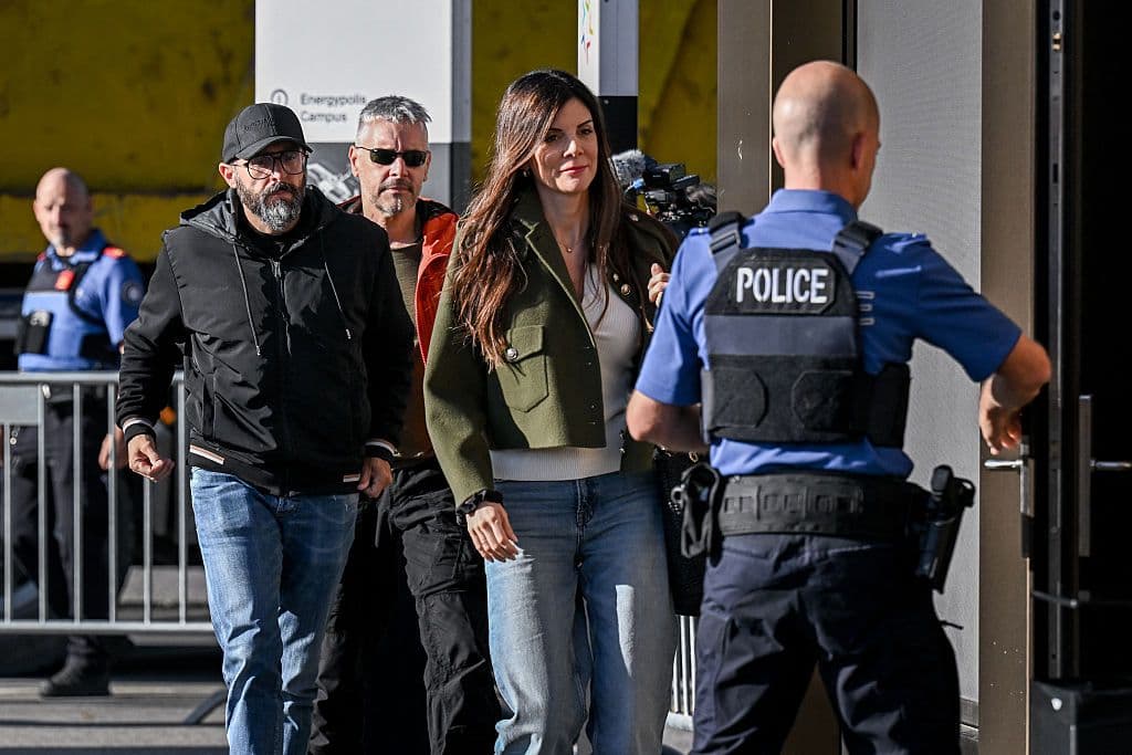 Crans-Montana, l’ira dei familiari: «Nel paradosso di questa tragedia, Jessica Moretti ha chiesto un’indennità per i danni dell’incendio»