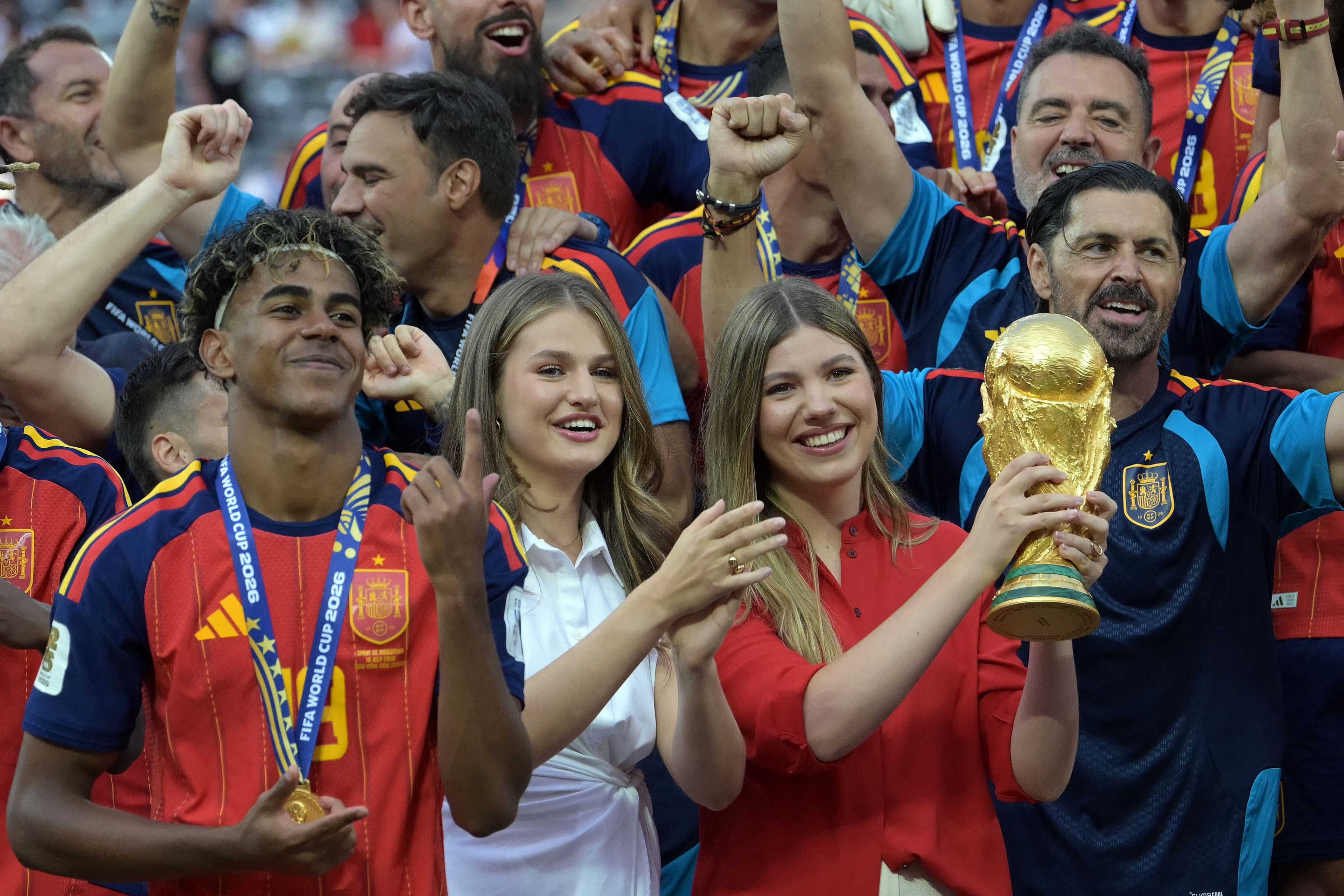 La Famiglia Reale spagnola al fianco della Roja alla finale dei Mondiali 2026: le foto di Felipe, Letizia, Leonor e Sofía insieme per la prima volta a una partita della Nazionale