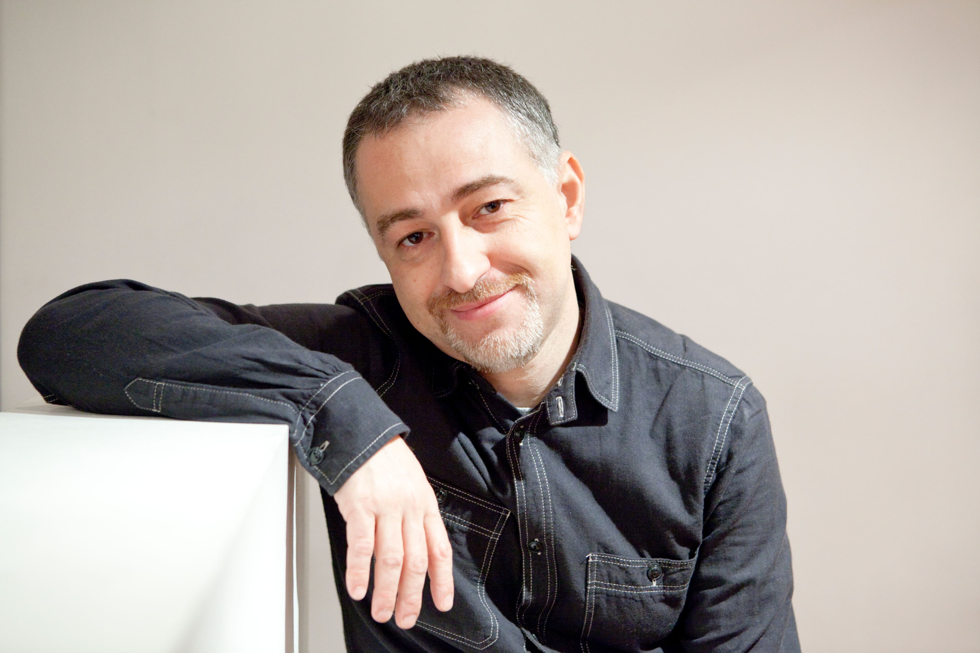 Matteo B. Bianchi: «Parlare del suicidio del mio compagno è stato espormi a un rischio, ma per me era necessario. Yoko Ono mi ha insegnato cosa significa mettersi a nudo»