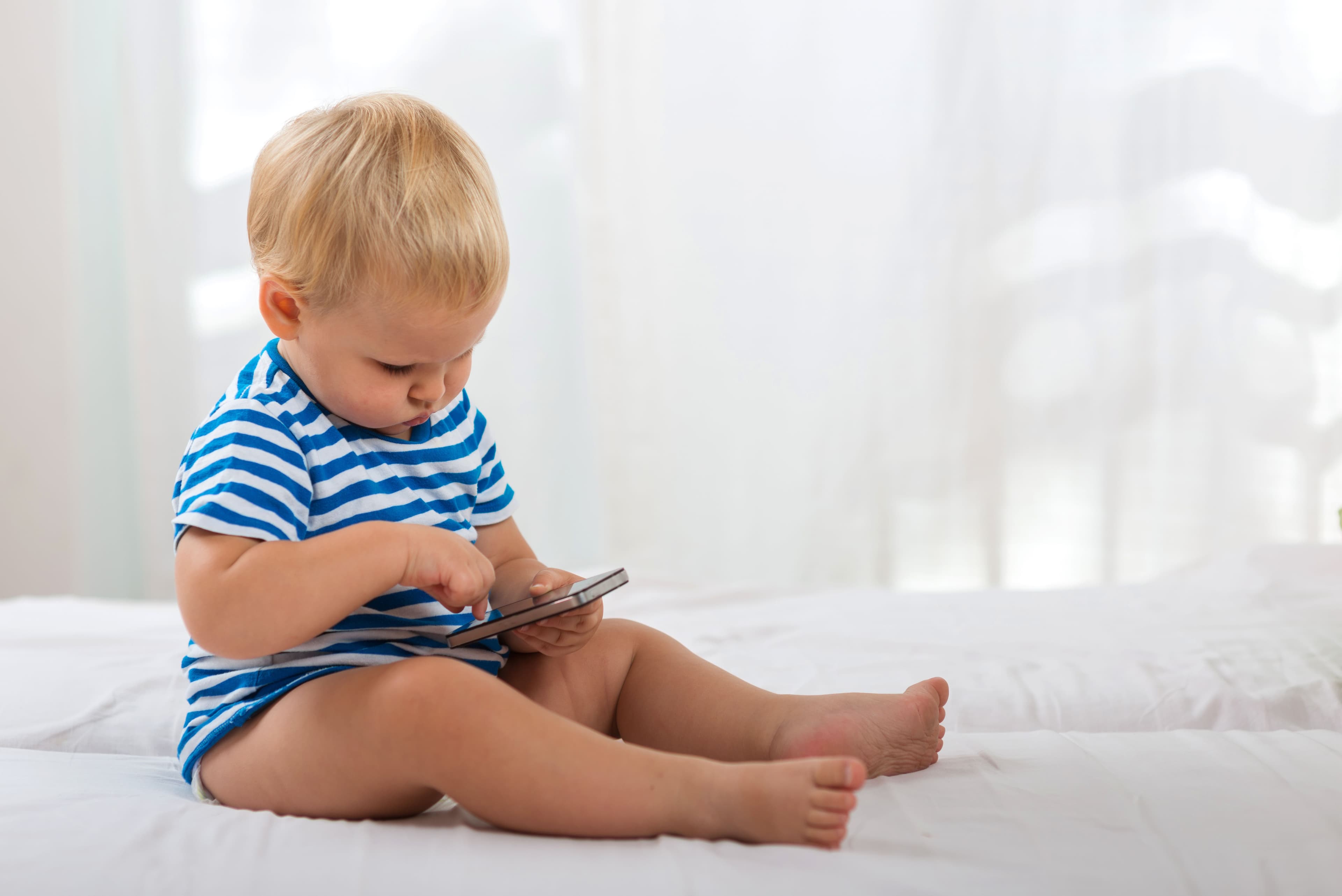 Bambini con smartphone prima dei 3 anni, l'allarme dei pediatri e una proposta di legge per vietarne l’uso: «Nella primissima infanzia, l'esposizione eccessiva agli schermi può ritardare lo sviluppo del cervello»