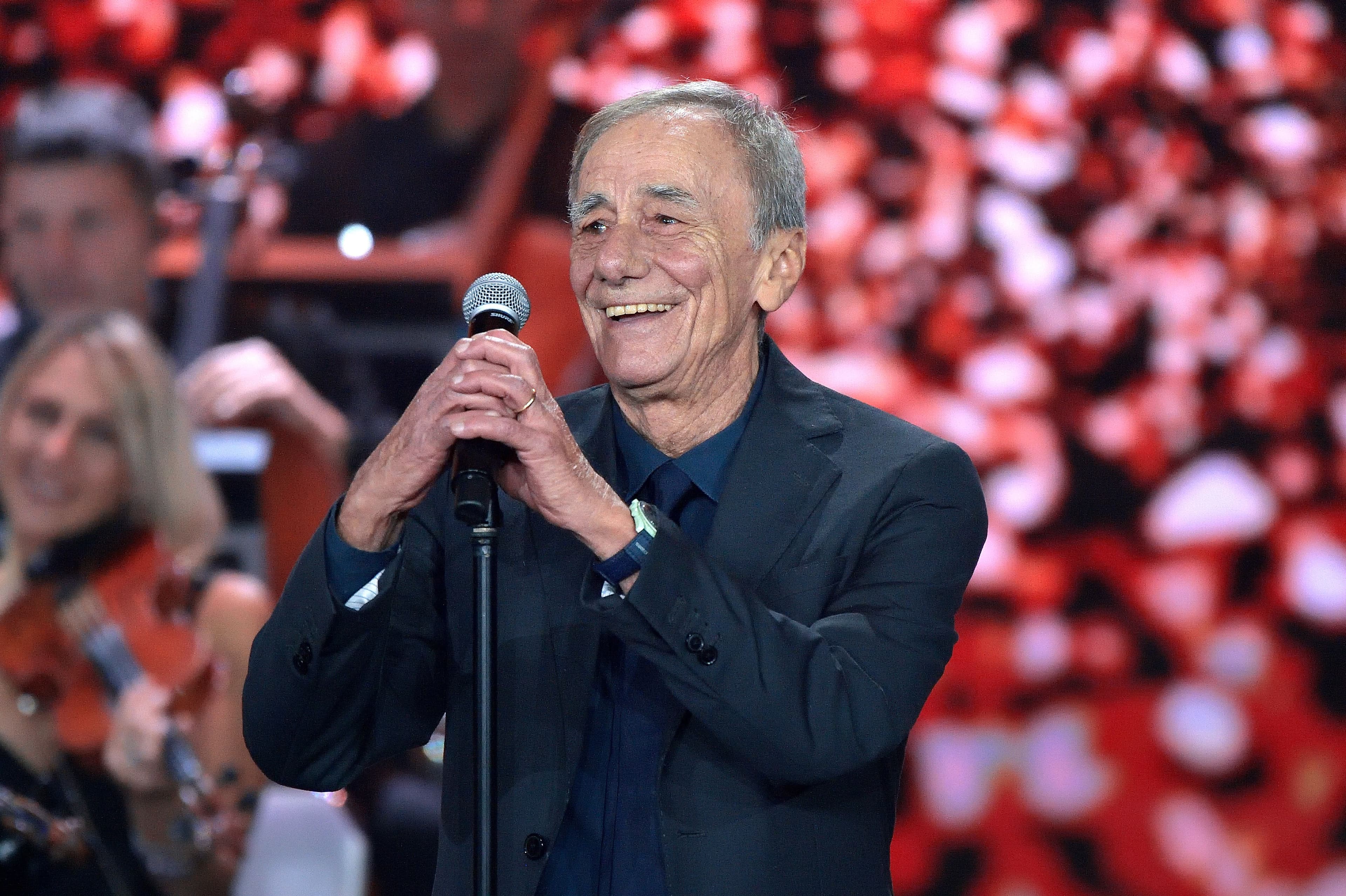 Roberto Vecchioni, la malattia e la voglia di continuare a cantare: «Statemi vicino, non potrò cantare per un po'»