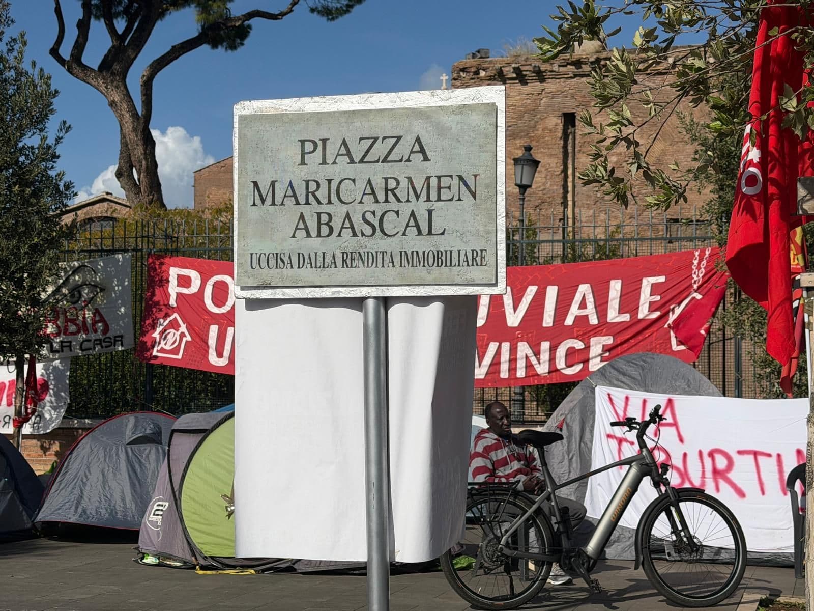 Il nome di Maricarmen sulle tende contro il caro affitti alla stazione Termini a Roma: «L'unica sicurezza è quella sociale»