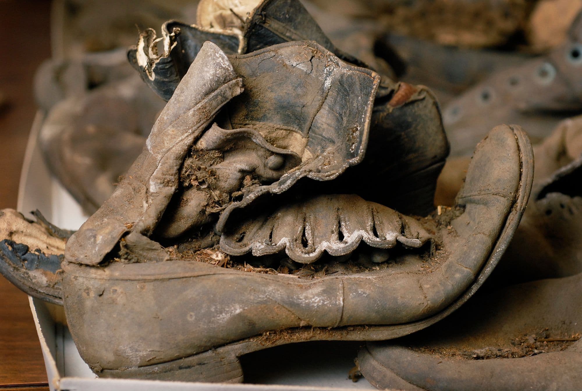 L'assurda superstizione di chi nascondeva le scarpe nei muri