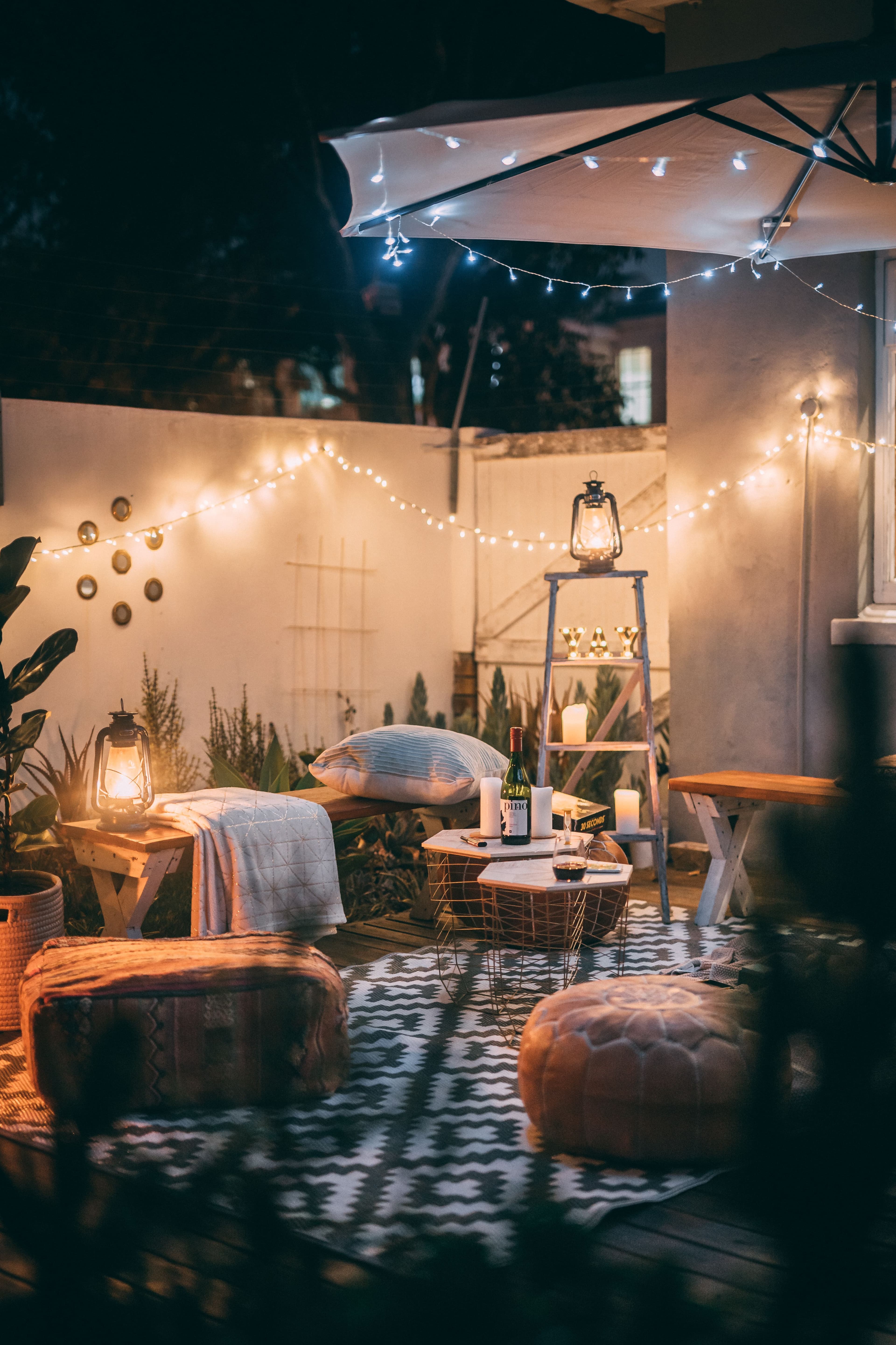 Come illuminare l'esterno in estate: le lampade per il terrazzo, il balcone e il giardino